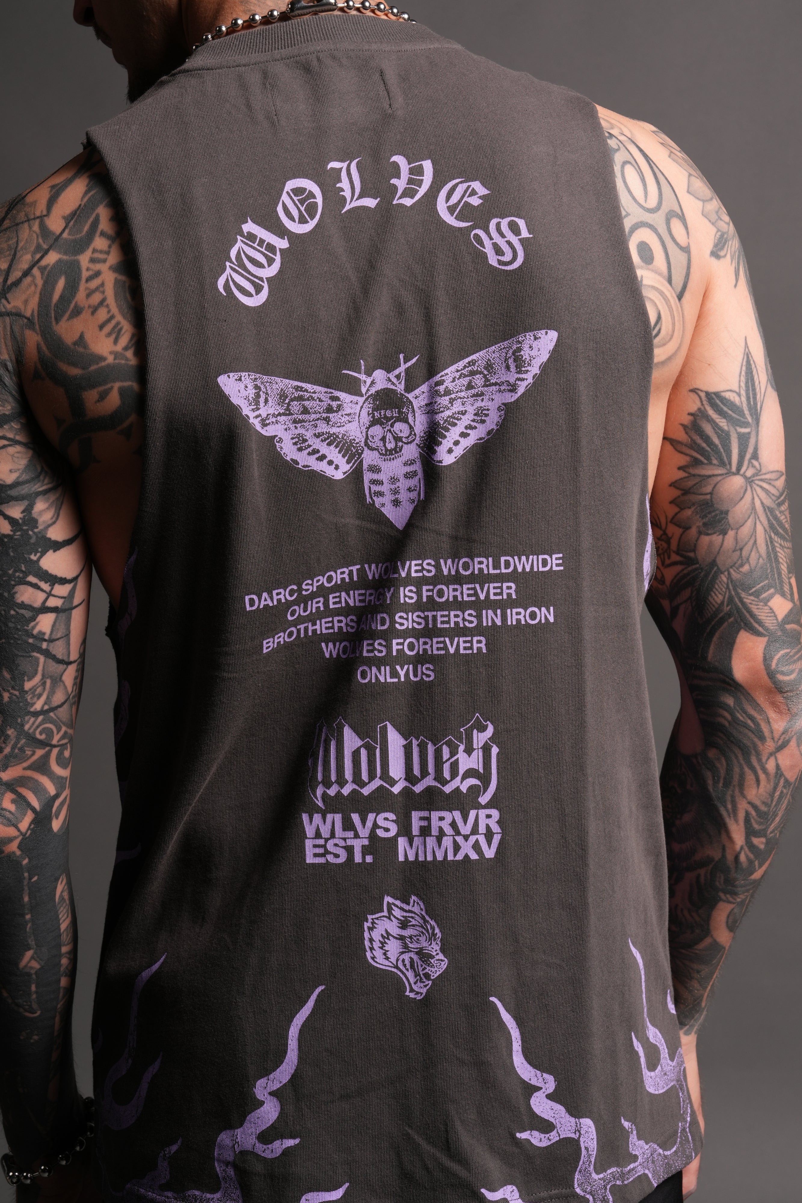 Wolves Never Back Down V2 Tommy Muscle Tee in Wolf Gray — imagem 17