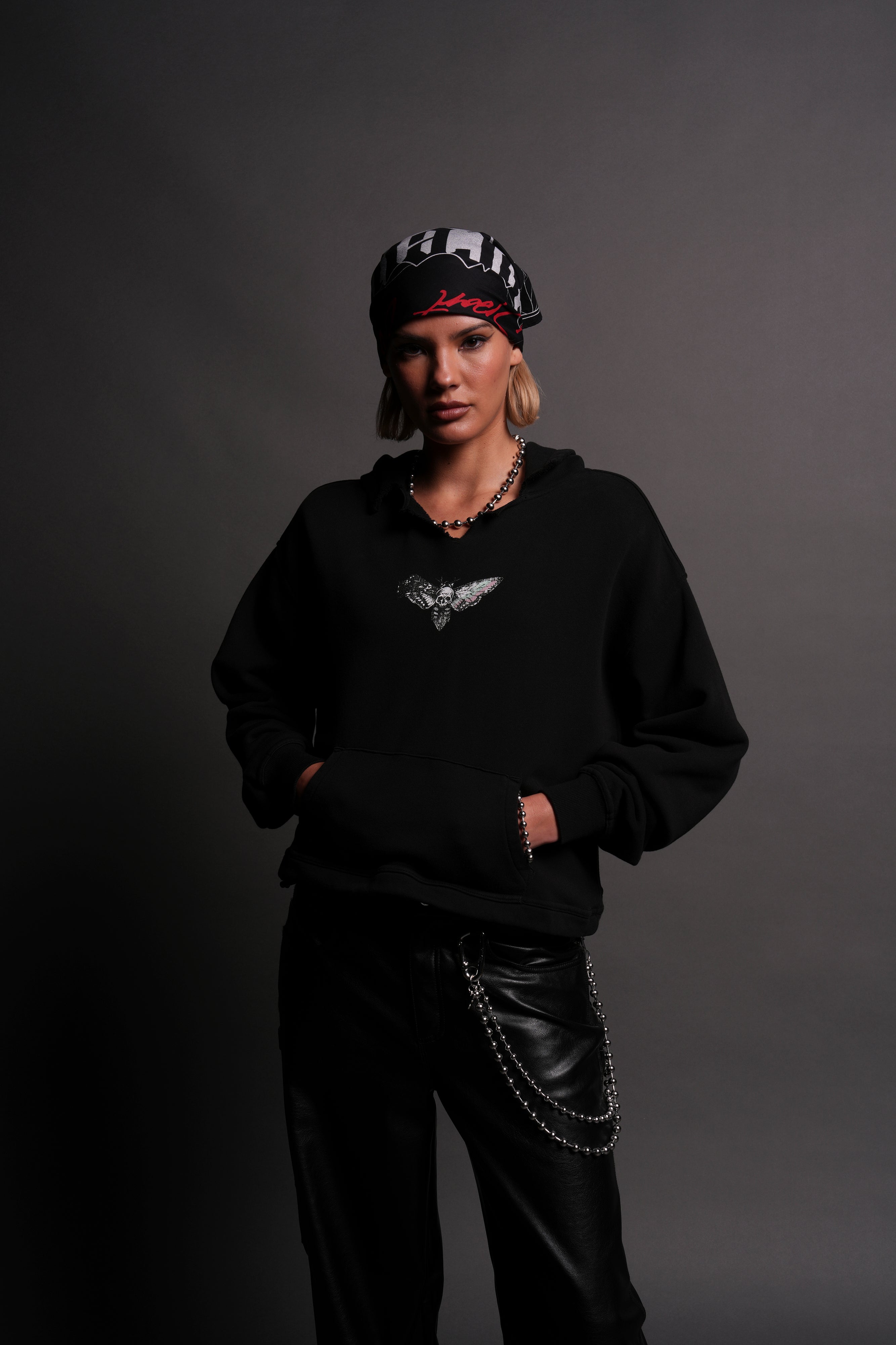 Everlasting Moth "Dempsey" (Cropped) Hoodie in Black — imagem 1