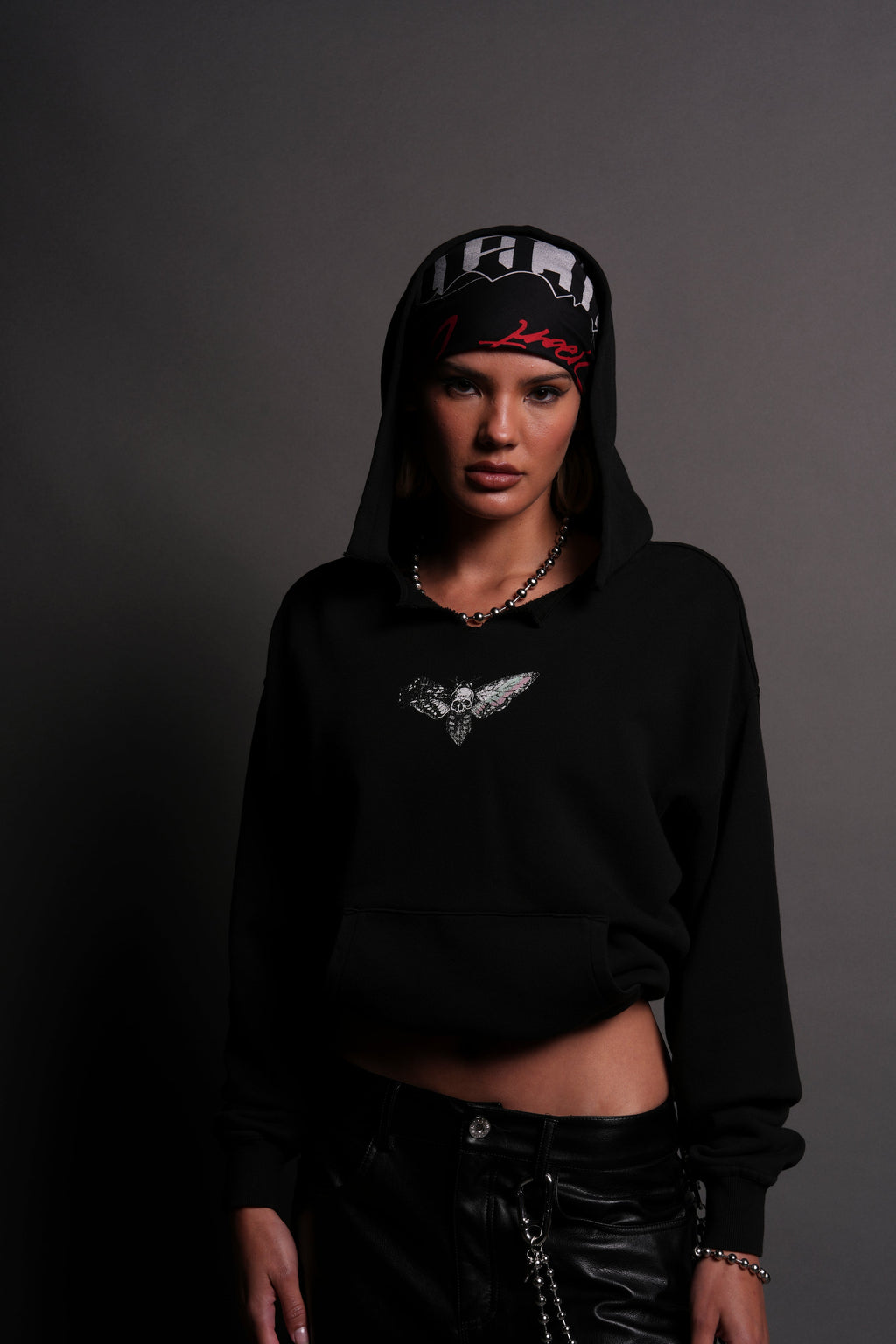 Everlasting Moth "Dempsey" (Cropped) Hoodie in Black — imagem 3