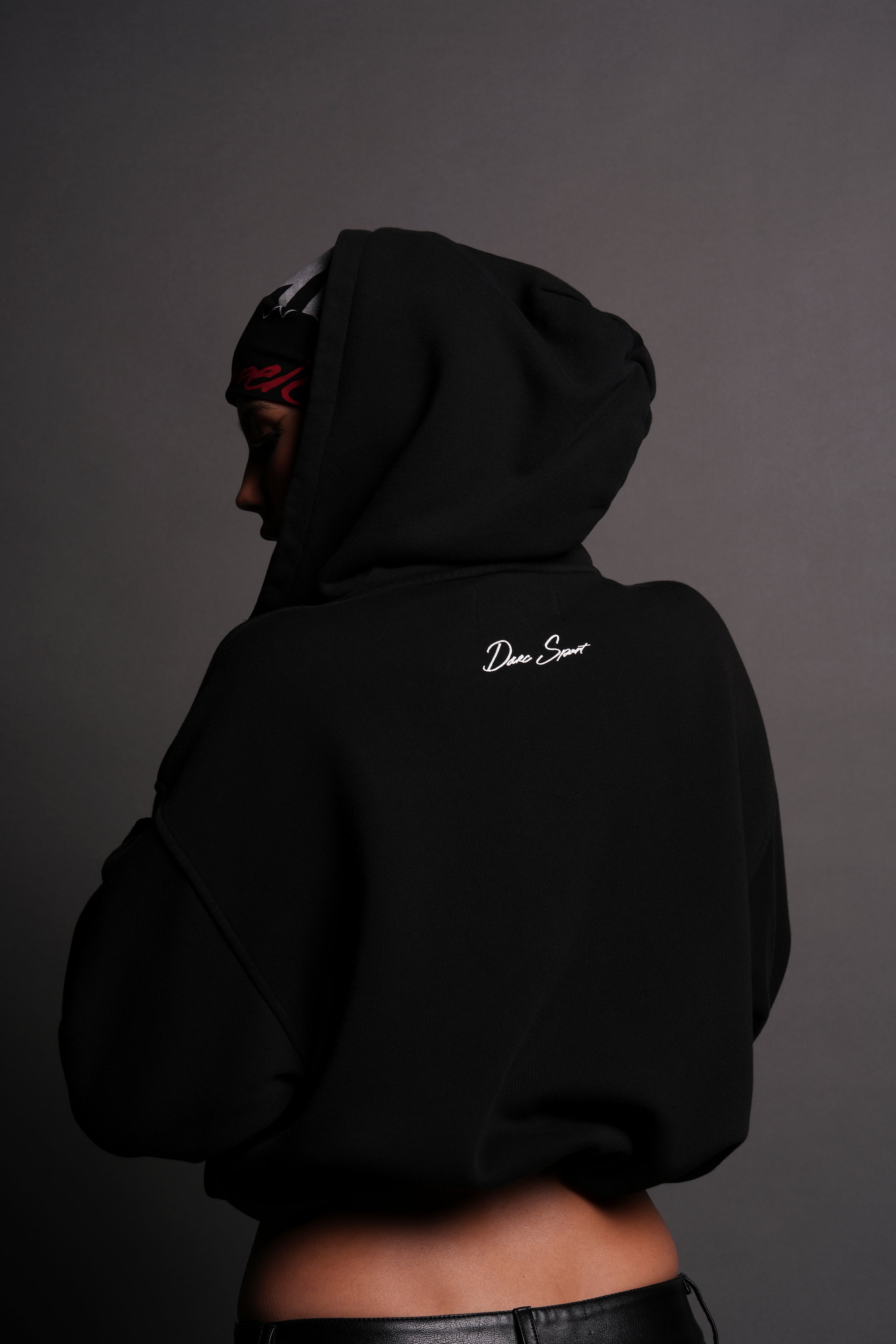 Everlasting Moth "Dempsey" (Cropped) Hoodie in Black — imagem 2