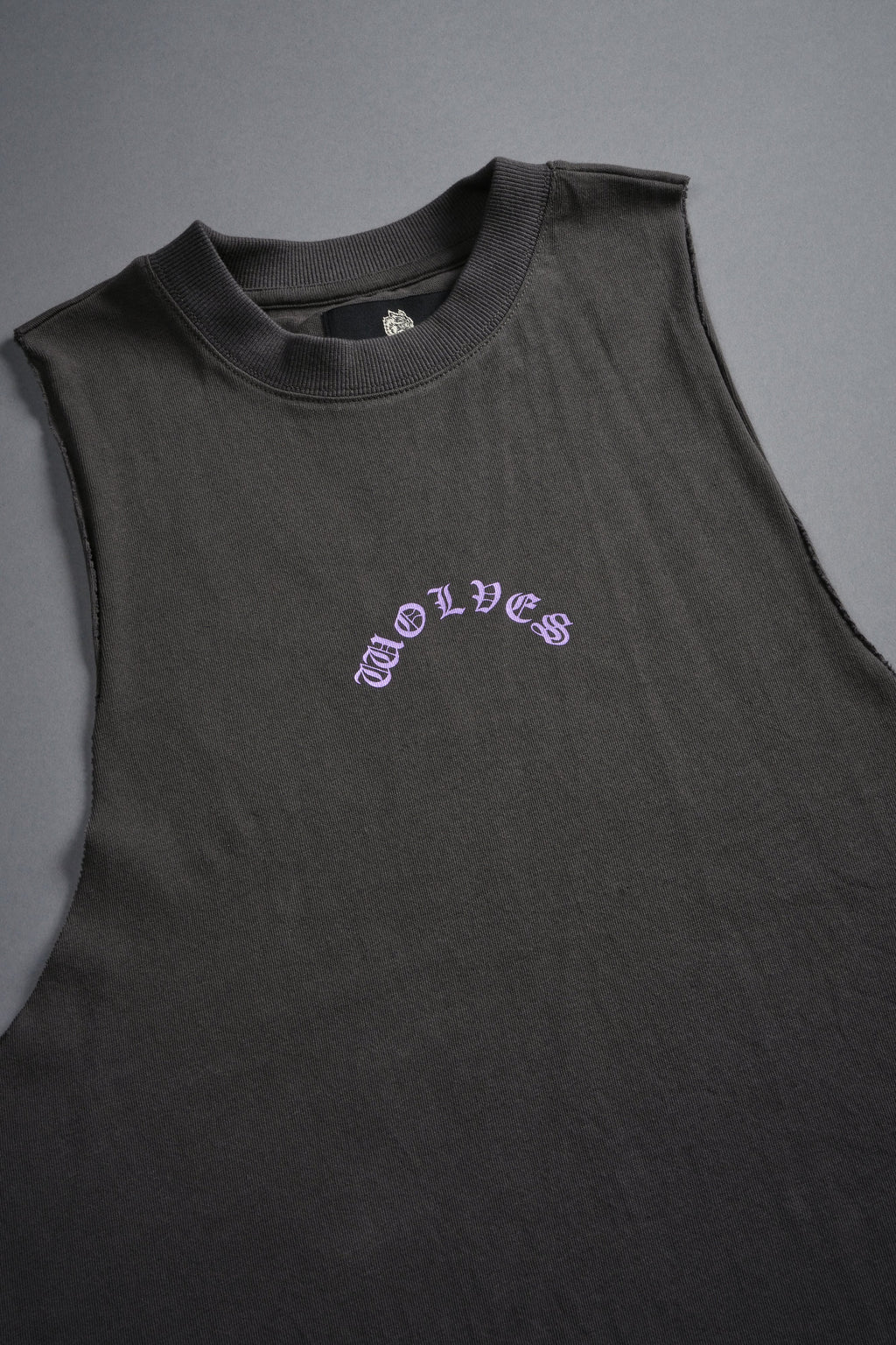 Wolves Never Back Down V2 Tommy Muscle Tee in Wolf Gray — imagem 9