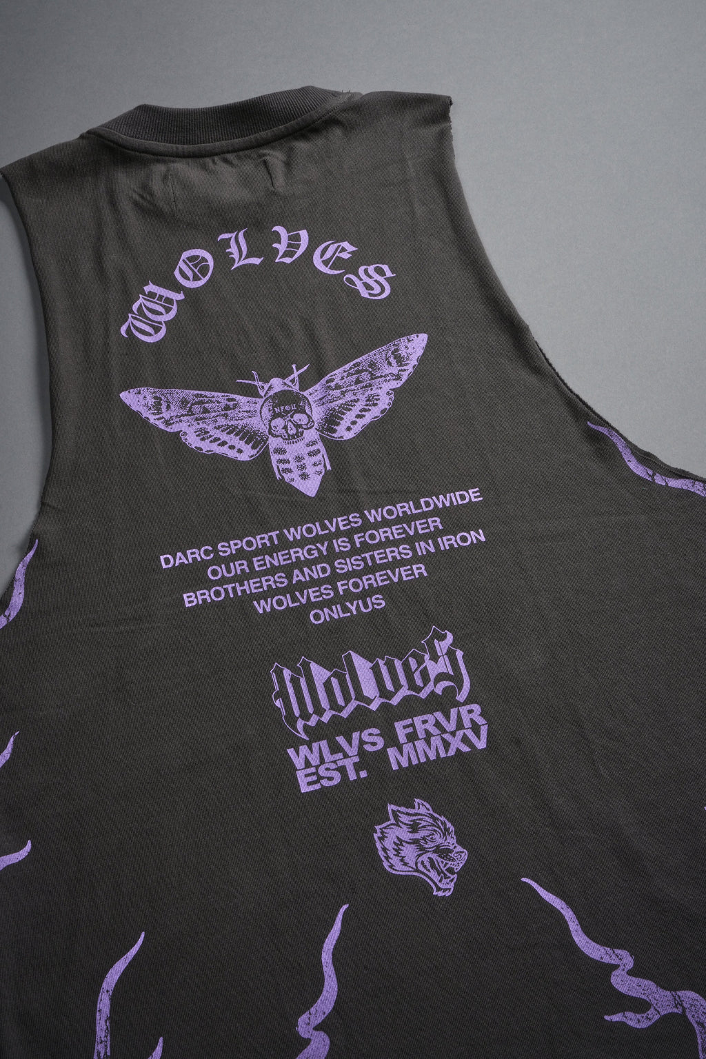 Wolves Never Back Down V2 Tommy Muscle Tee in Wolf Gray — imagem 12