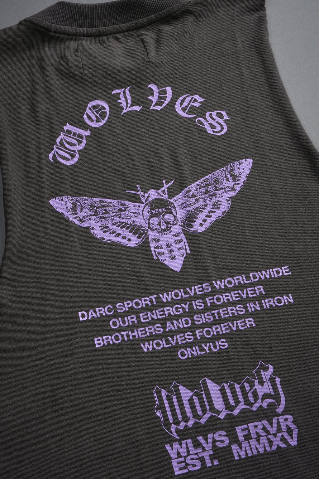 Wolves Never Back Down V2 Tommy Muscle Tee in Wolf Gray — imagem 13