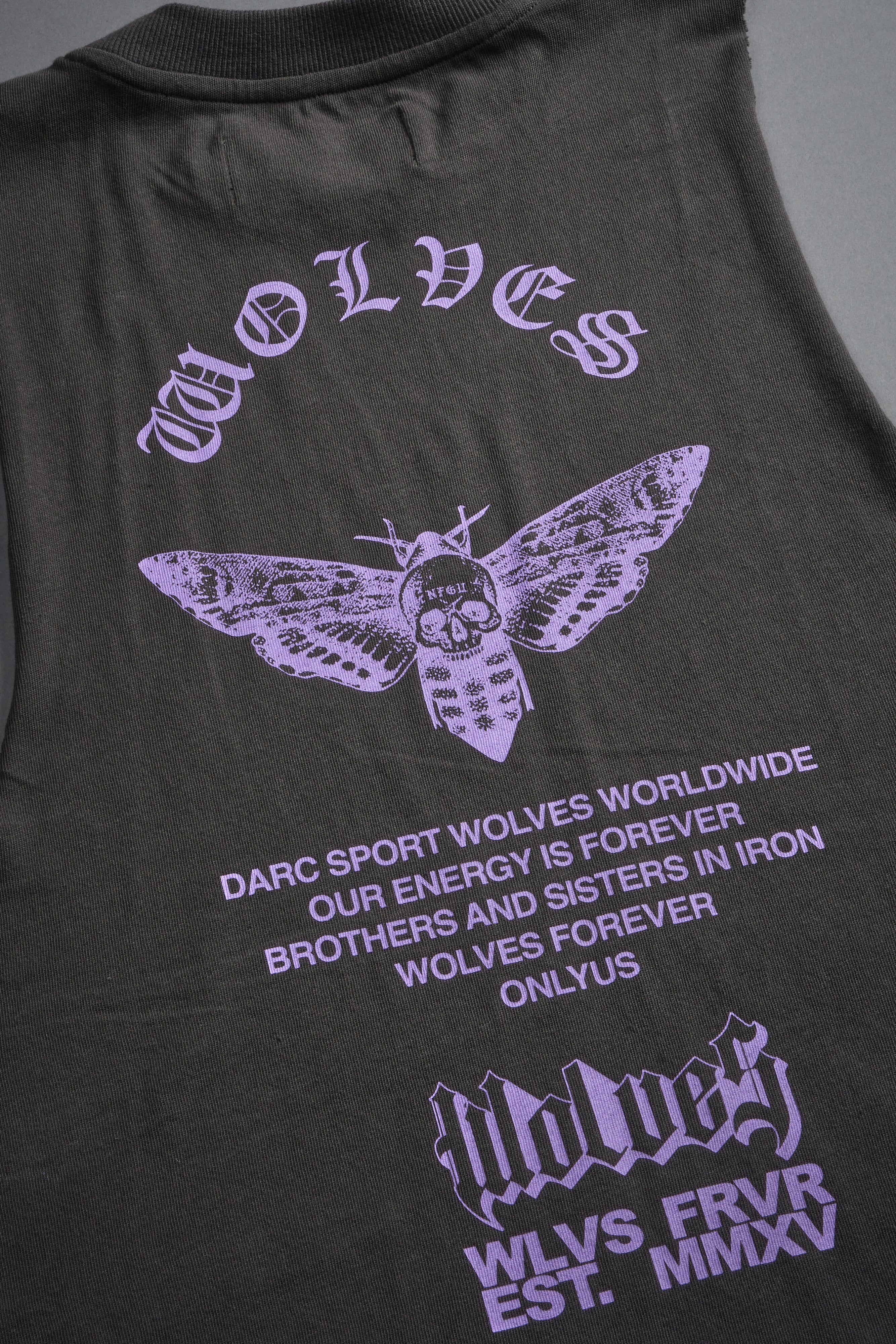 Wolves Never Back Down V2 Tommy Muscle Tee in Wolf Gray — imagem 13
