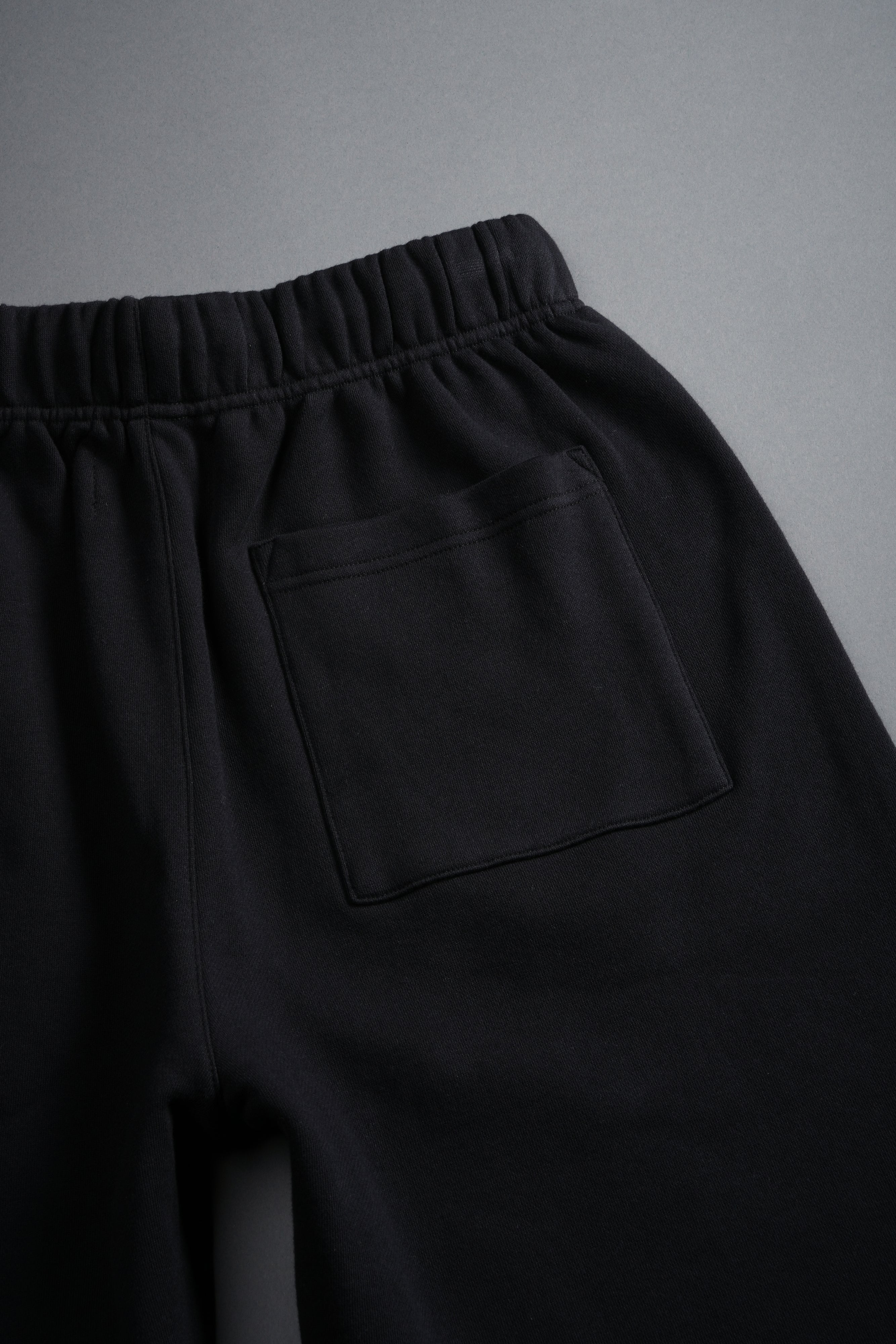 Loyalty Frvr Raw Hem Oversized Post Lounge Sweat Shorts in Black — imagem 11