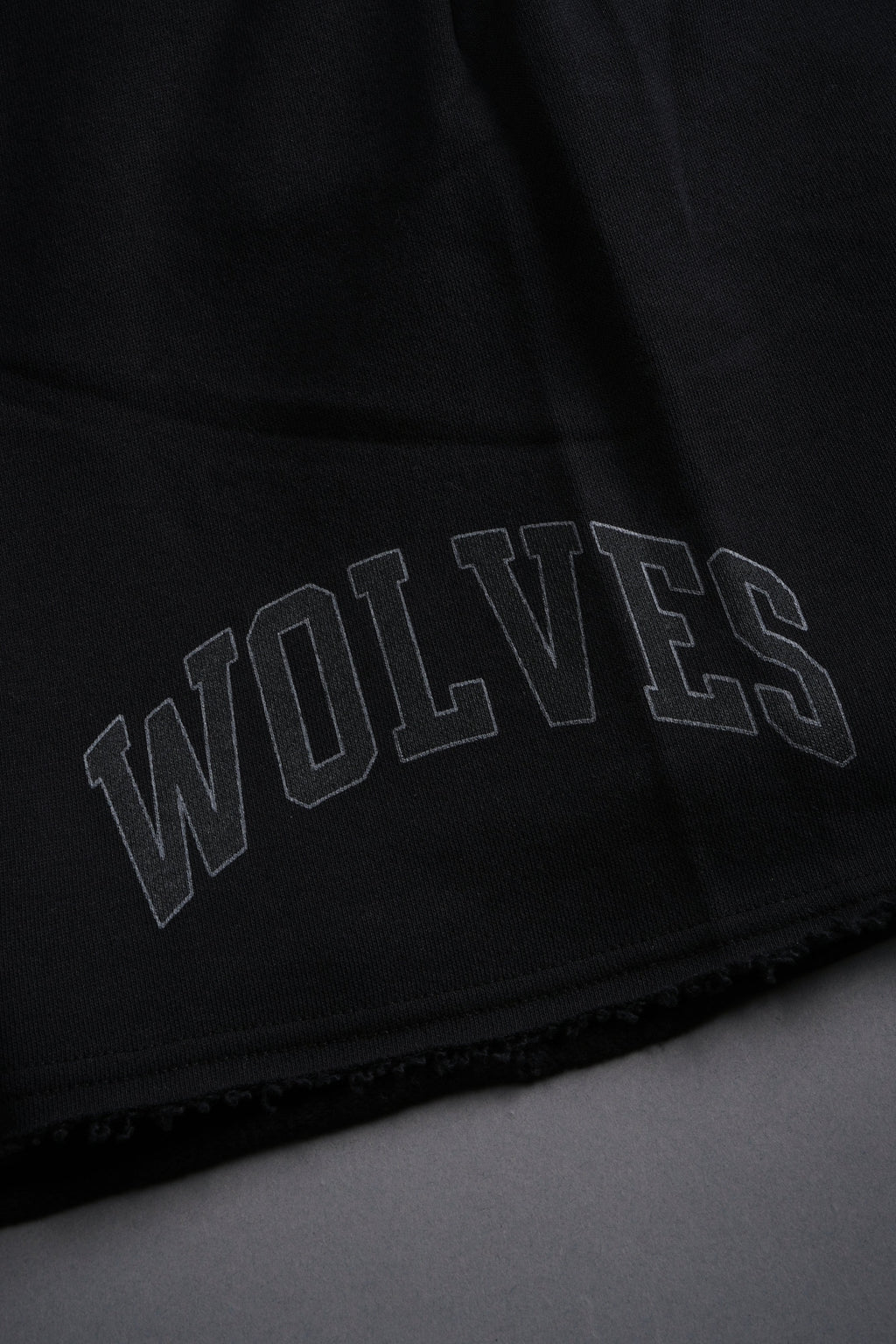 Loyalty Frvr Raw Hem Oversized Post Lounge Sweat Shorts in Black — imagem 12