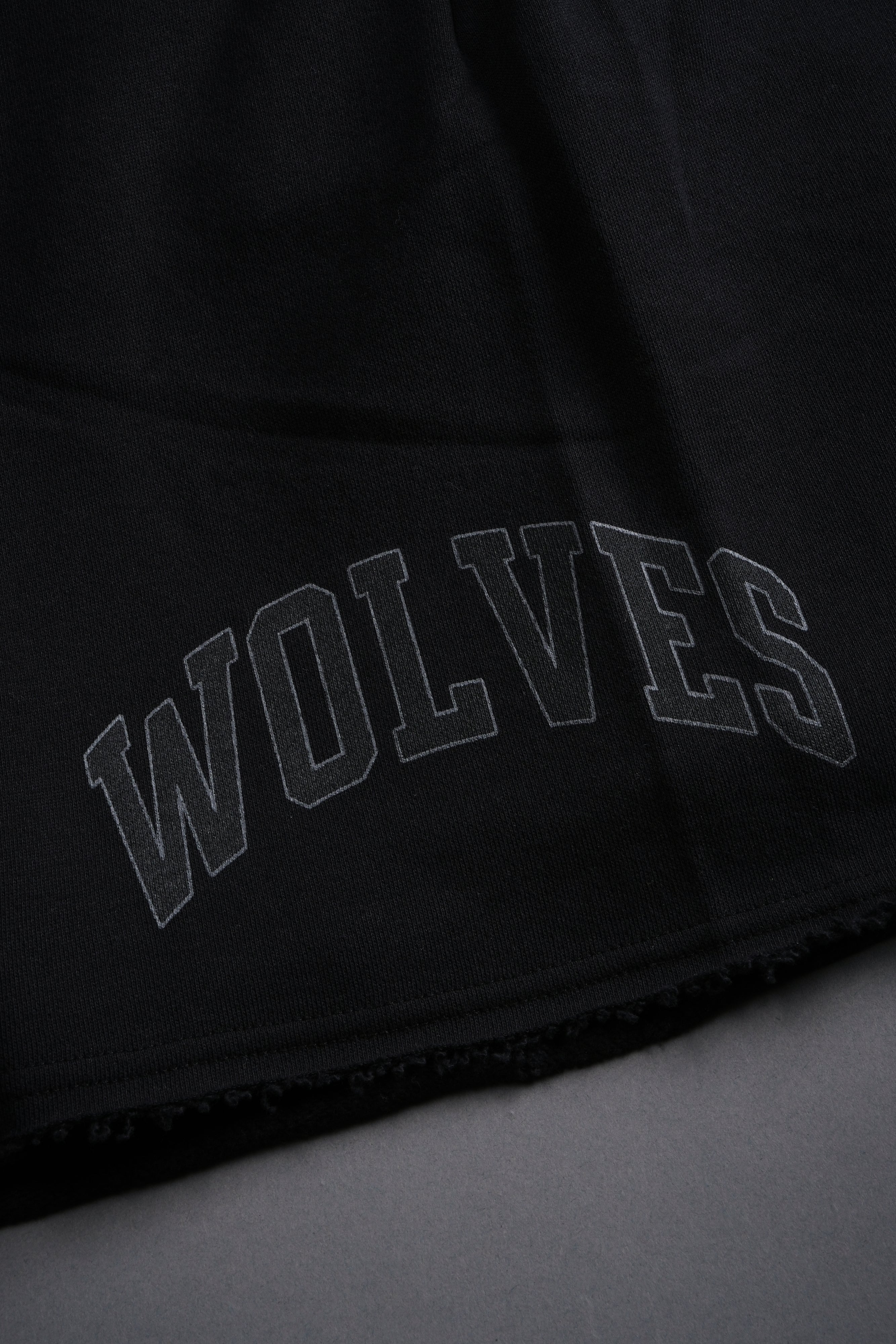 Loyalty Frvr Raw Hem Oversized Post Lounge Sweat Shorts in Black — imagem 12
