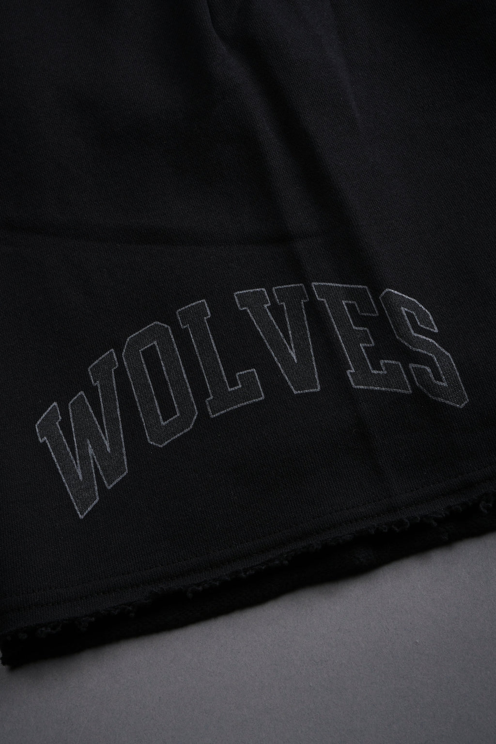 Loyalty Frvr Raw Hem Oversized Post Lounge Sweat Shorts in Black — imagem 8