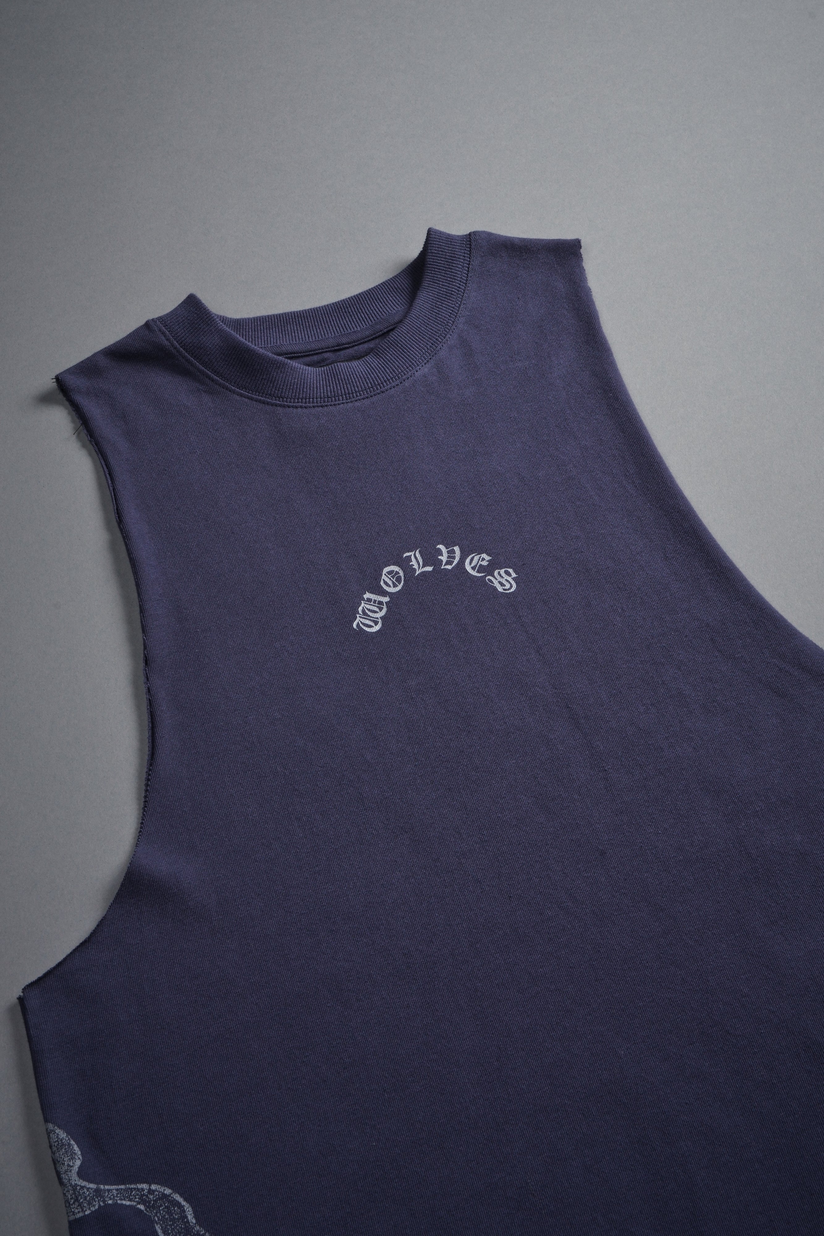 Wolves Never Back Down V2 Tommy Muscle Tee in Storm Blue — imagem 9