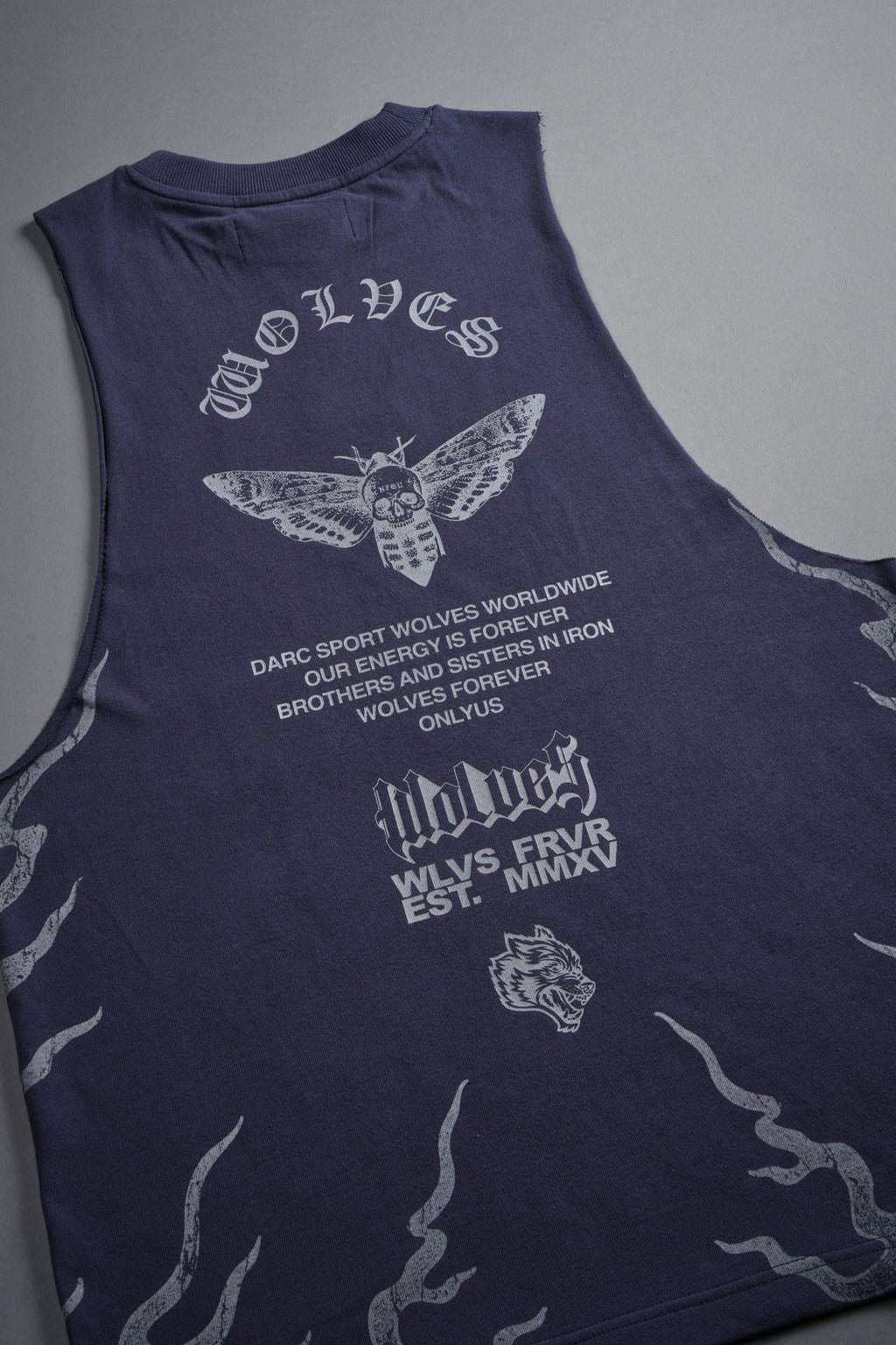 Wolves Never Back Down V2 Tommy Muscle Tee in Storm Blue — imagem 11