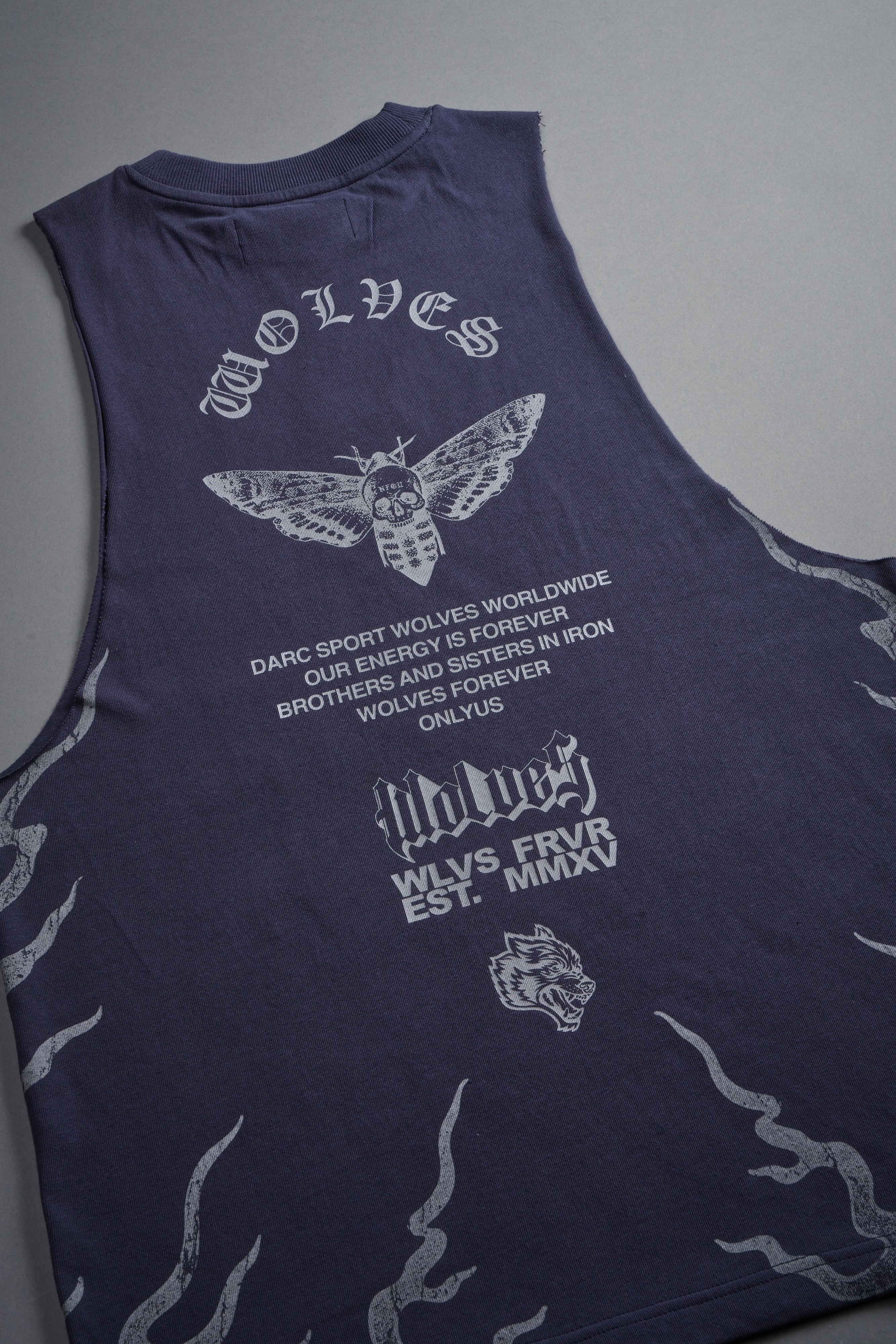 Wolves Never Back Down V2 Tommy Muscle Tee in Storm Blue — imagem 11