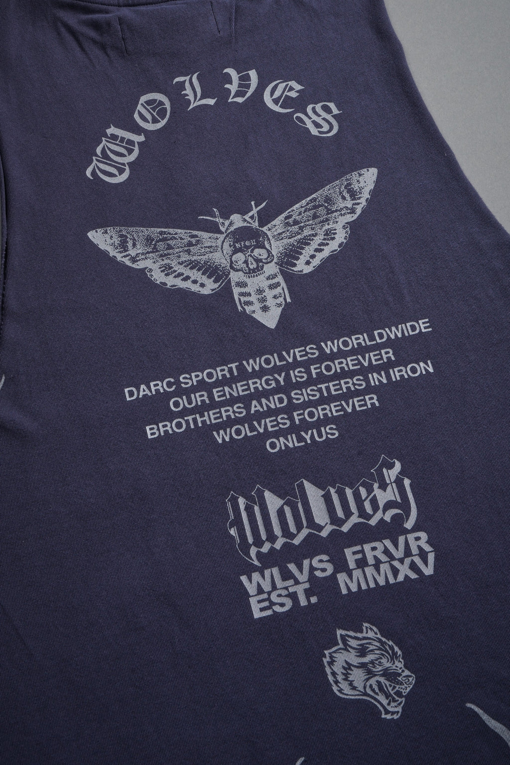 Wolves Never Back Down V2 Tommy Muscle Tee in Storm Blue — imagem 12