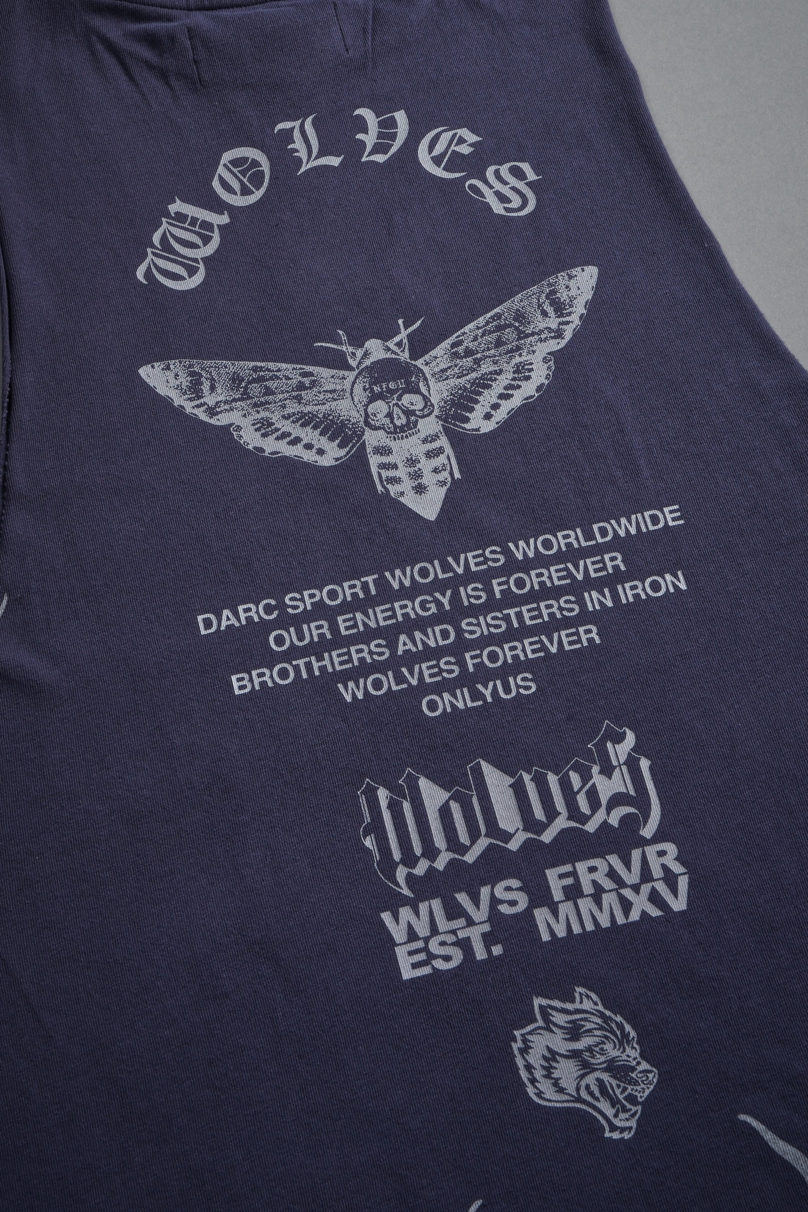 Wolves Never Back Down V2 Tommy Muscle Tee in Storm Blue — imagem 12