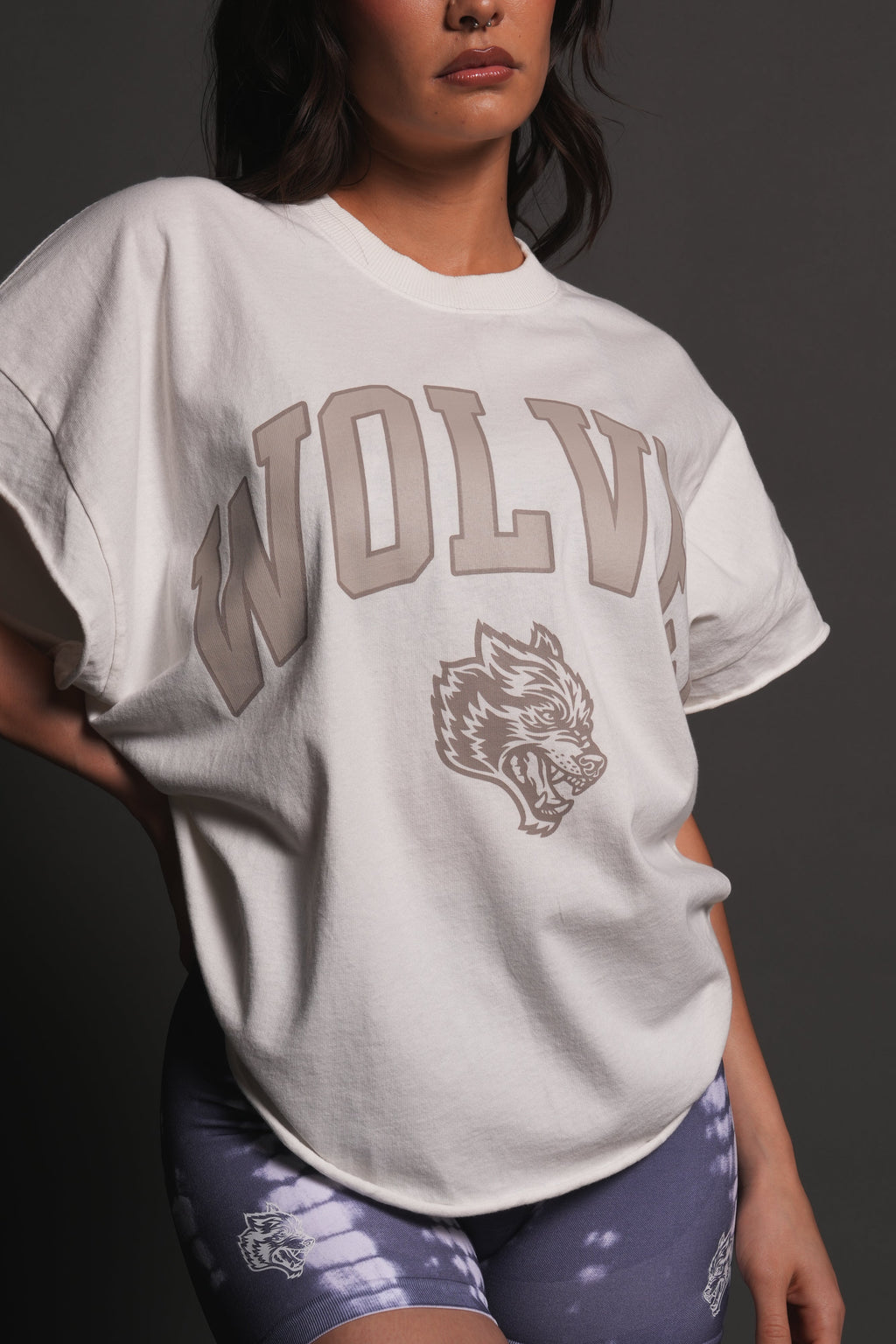 Loyalty Frvr Grunge Cut-Off Tee in Cream — imagem 8