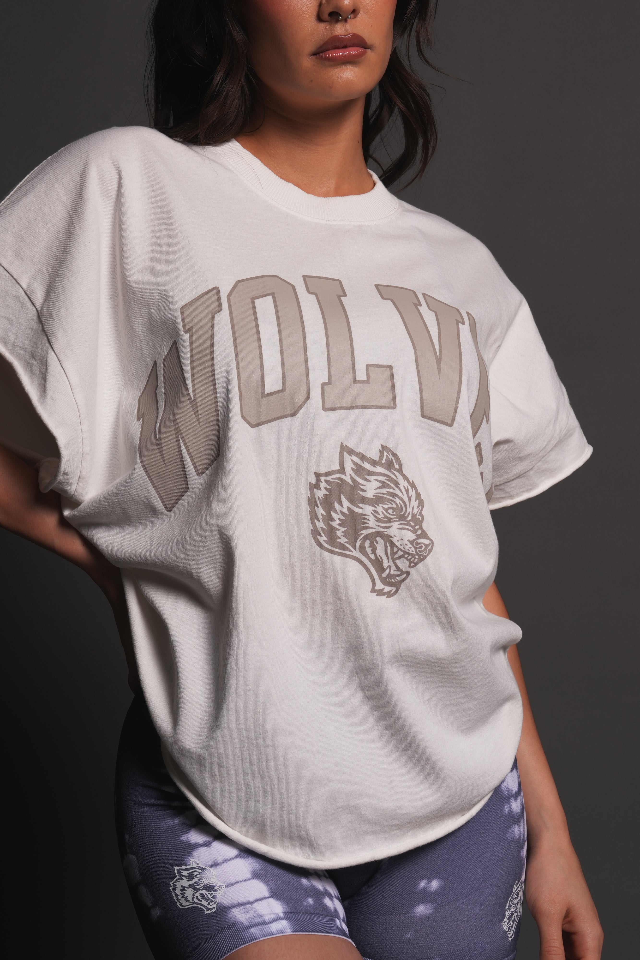 Loyalty Frvr Grunge Cut-Off Tee in Cream — imagem 8
