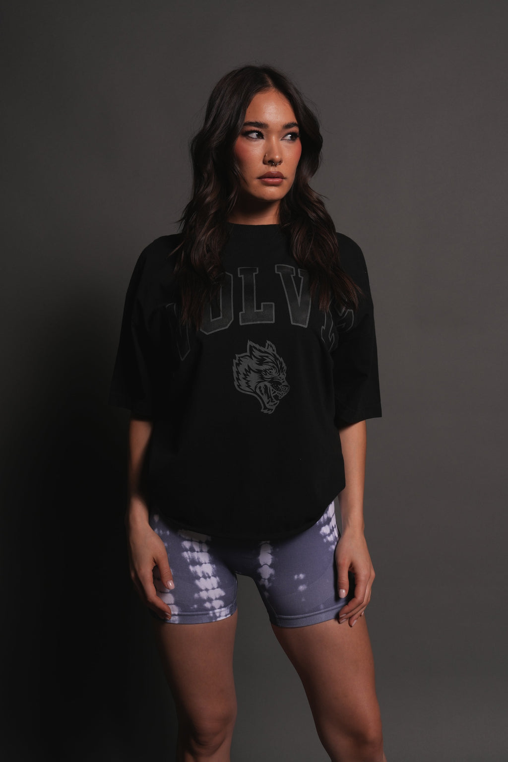 Loyalty Frvr Grunge Mid Length Raw Hem Tee in Black — imagem 5