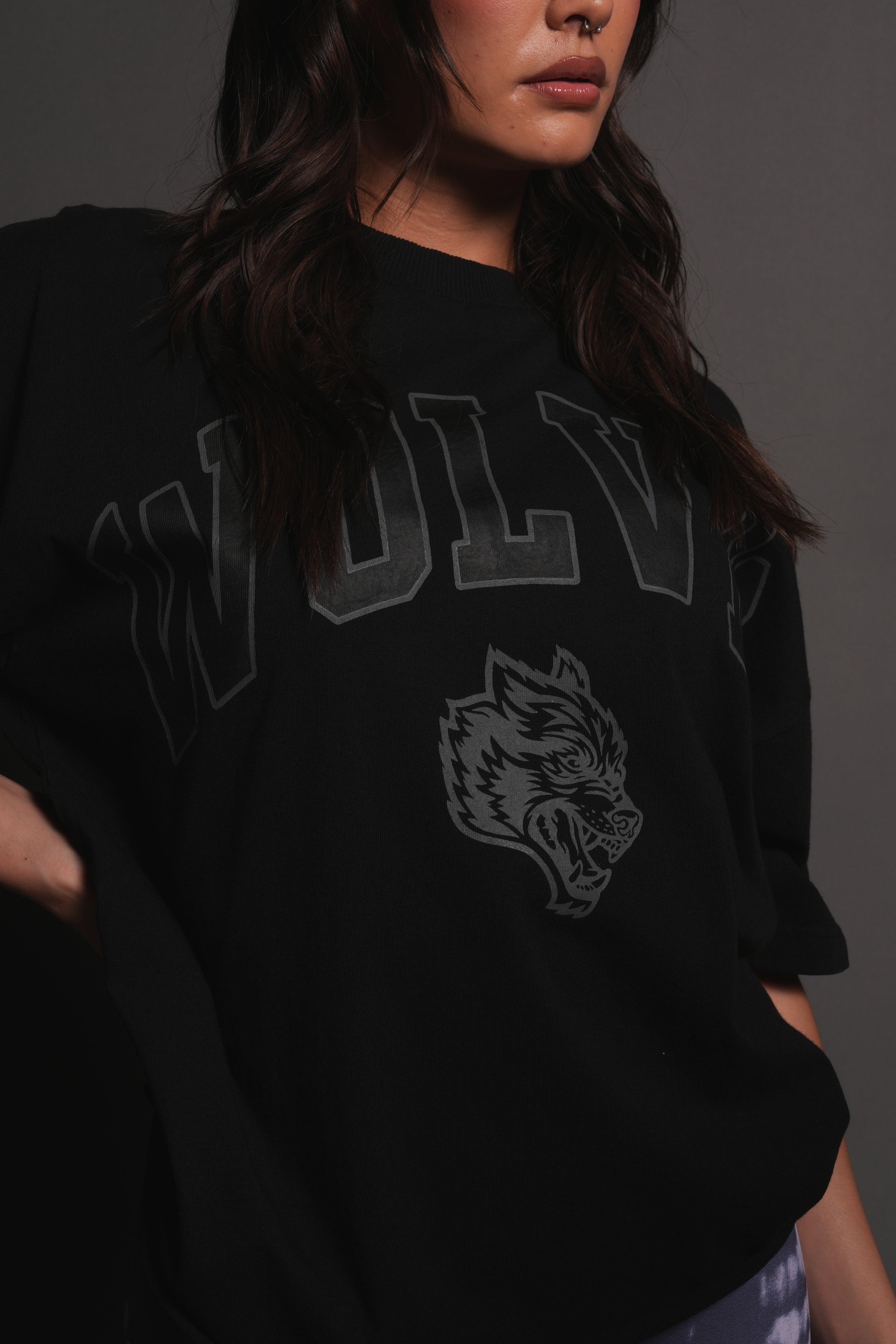 Loyalty Frvr Grunge Mid Length Raw Hem Tee in Black — imagem 7