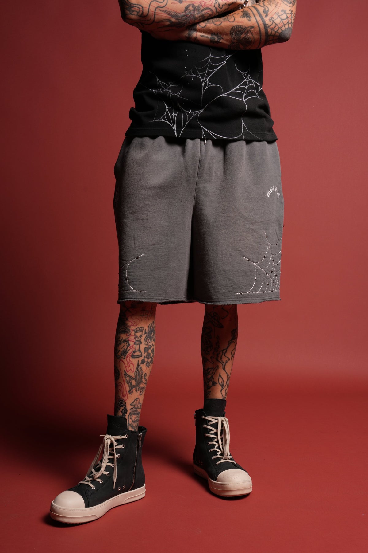 Sashiko Webs Grunge Brock Sweat Short in Slate Gray Sun Fade - imagem 1