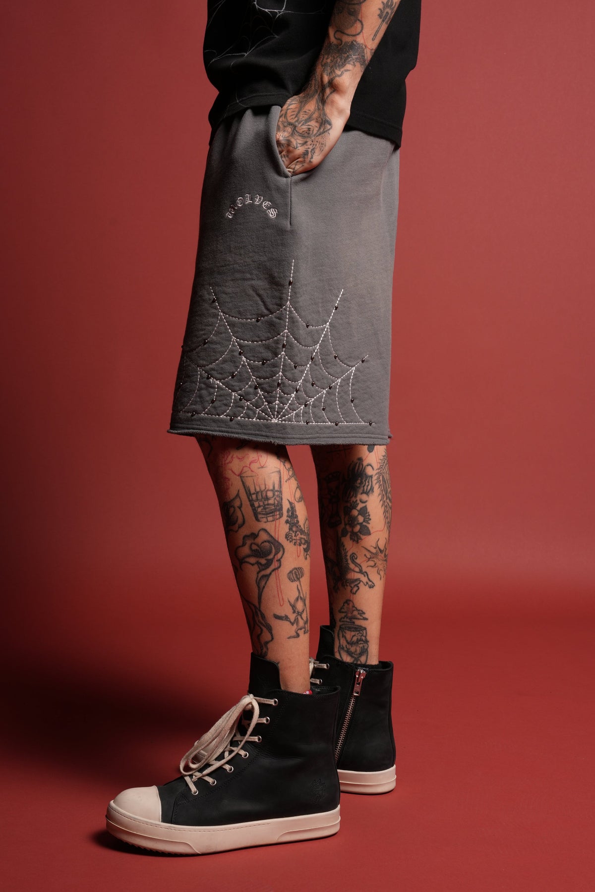 Sashiko Webs Grunge Brock Sweat Short in Slate Gray Sun Fade - imagem 2