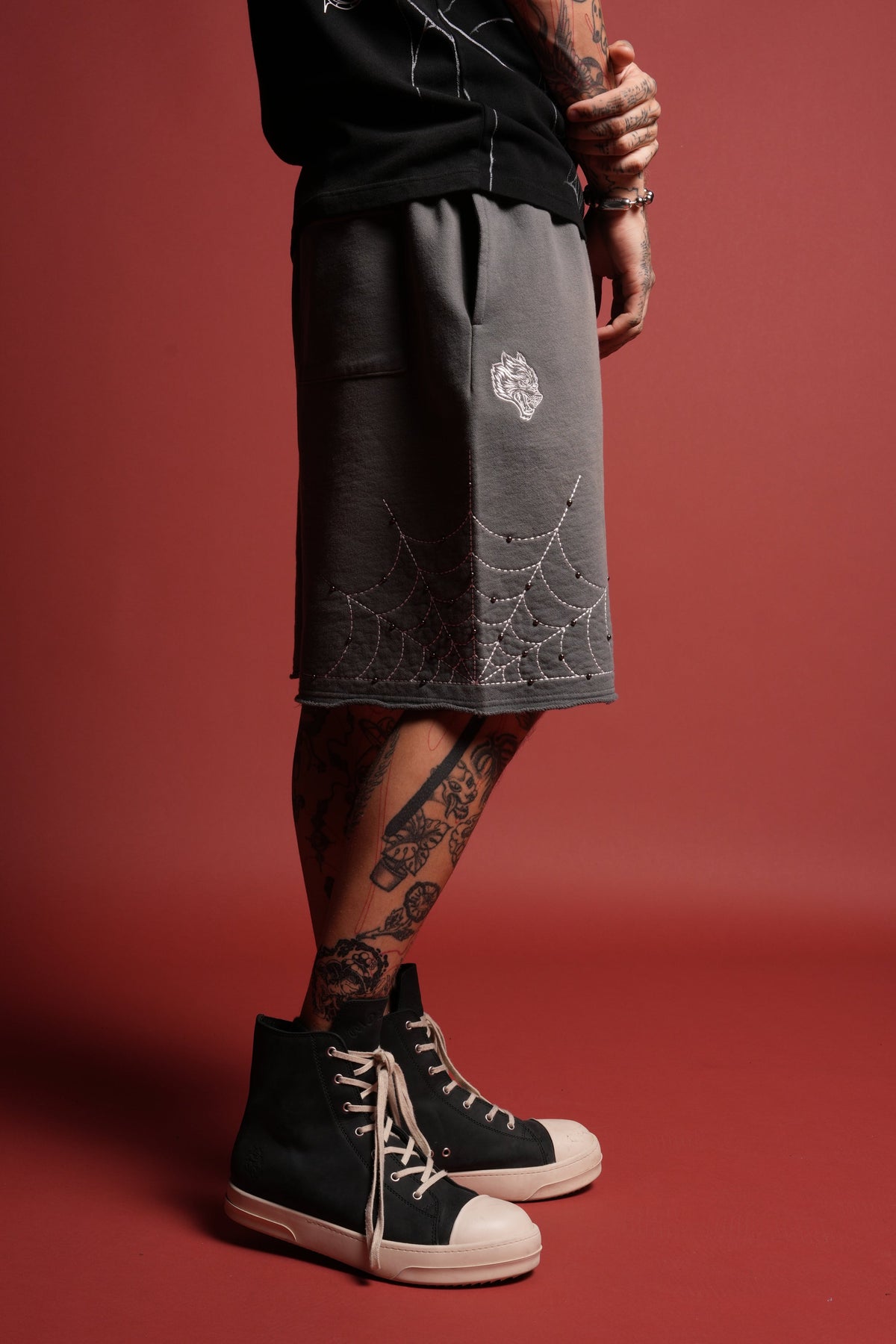 Sashiko Webs Grunge Brock Sweat Short in Slate Gray Sun Fade - imagem 3