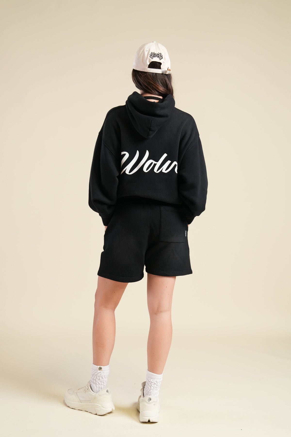 Back Cursive Wolves "Pierce" Hoodie in Black Sun Fade — imagem 4