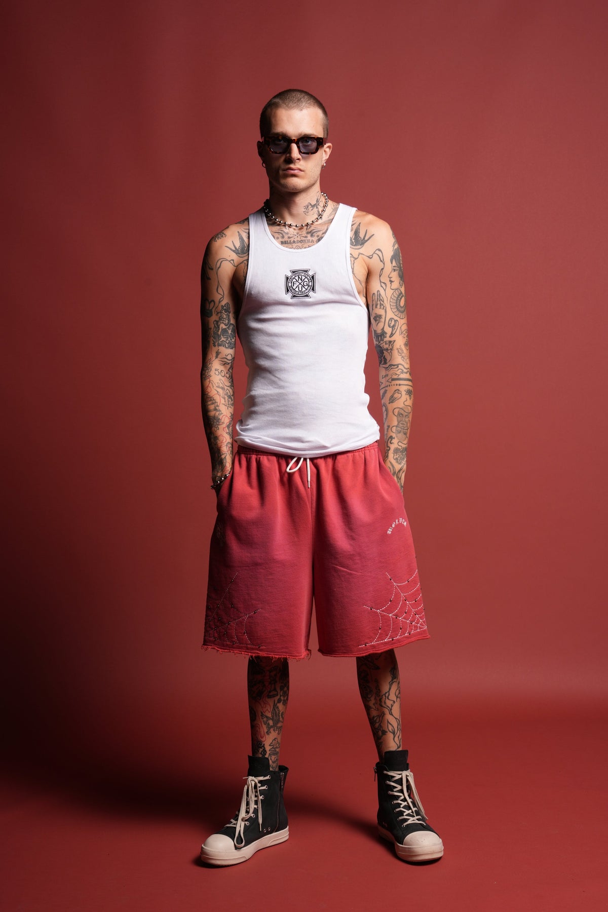Sashiko Webs Grunge Brock Sweat Short in Roman Red Sun Fade - imagem 4