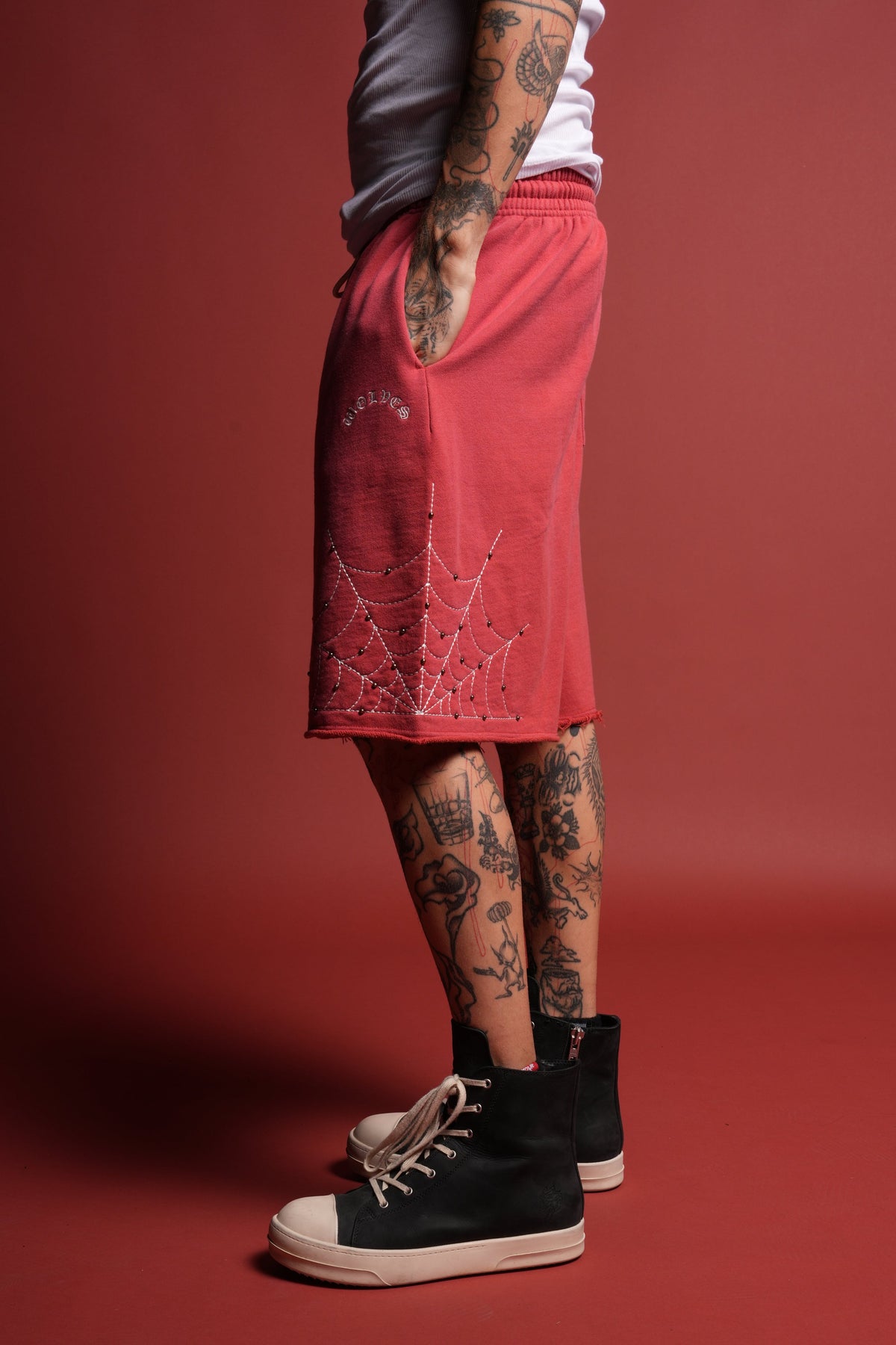 Sashiko Webs Grunge Brock Sweat Short in Roman Red Sun Fade - imagem 2