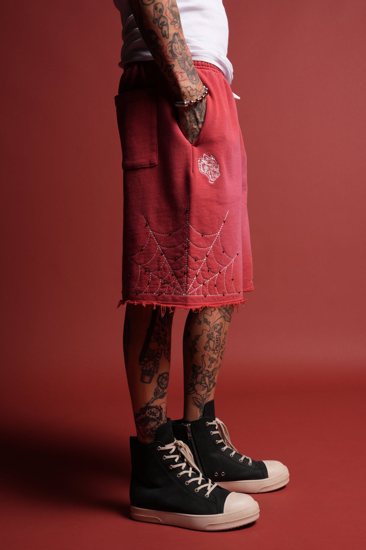 Sashiko Webs Grunge Brock Sweat Short in Roman Red Sun Fade - imagem 3