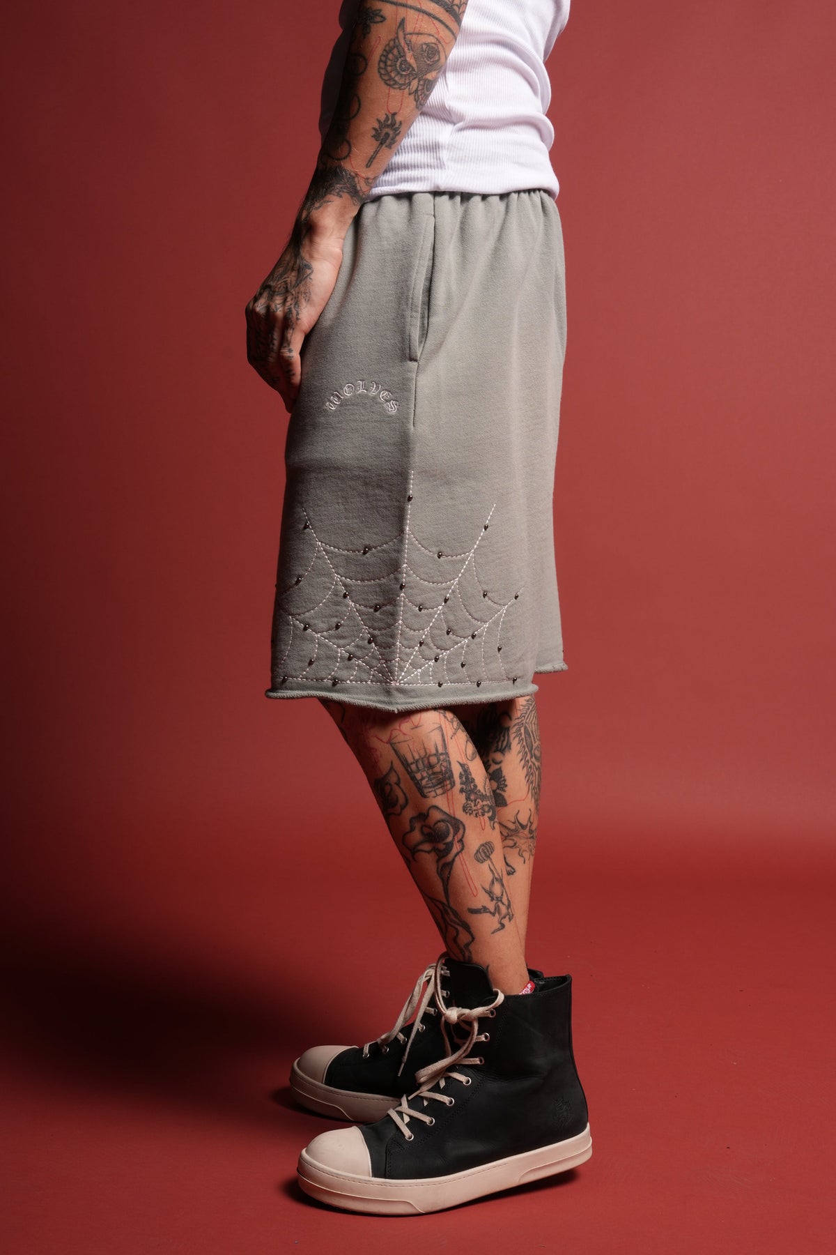 Sashiko Webs Grunge Brock Sweat Short in Owen Green Sun Fade - imagem 2