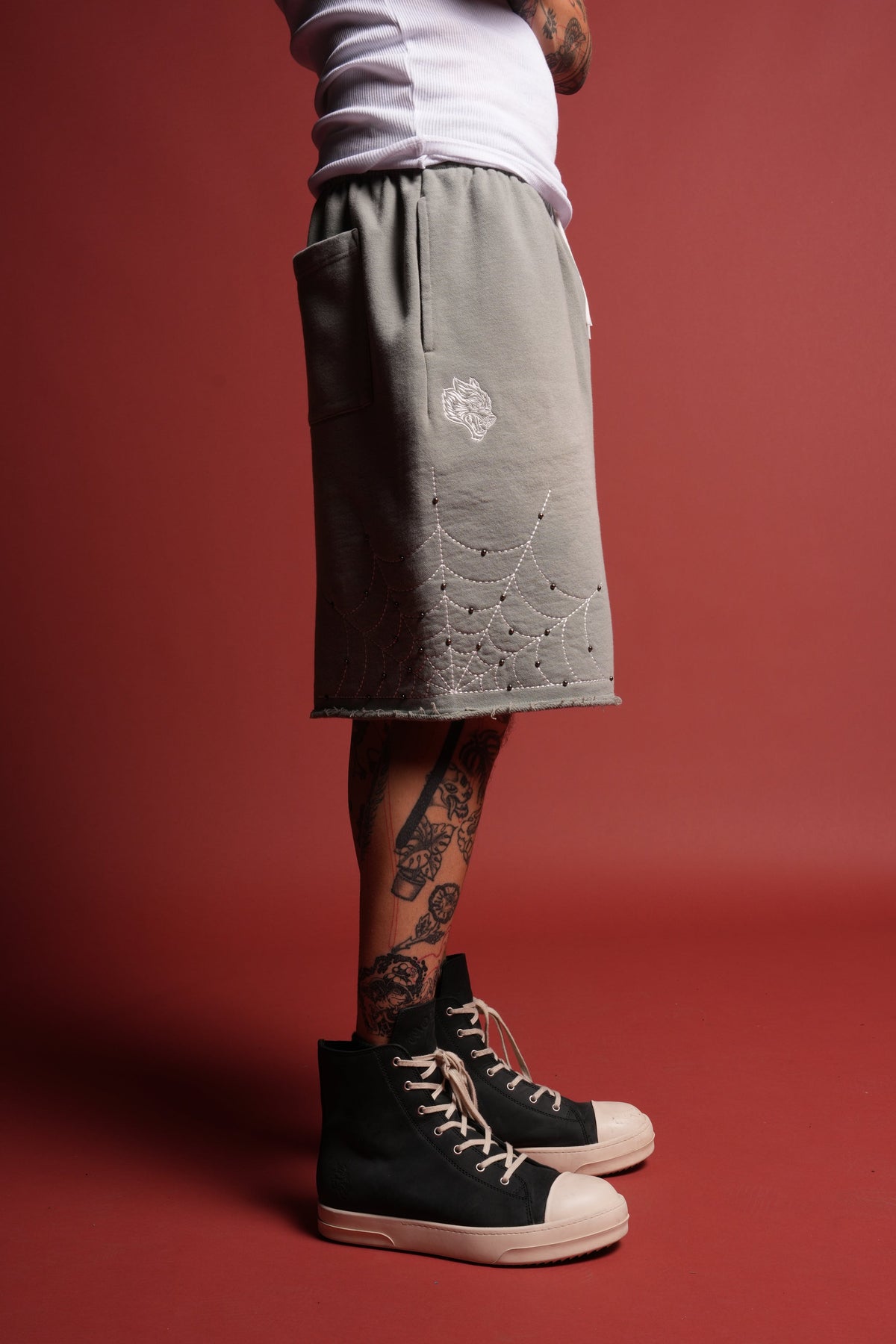 Sashiko Webs Grunge Brock Sweat Short in Owen Green Sun Fade - imagem 3