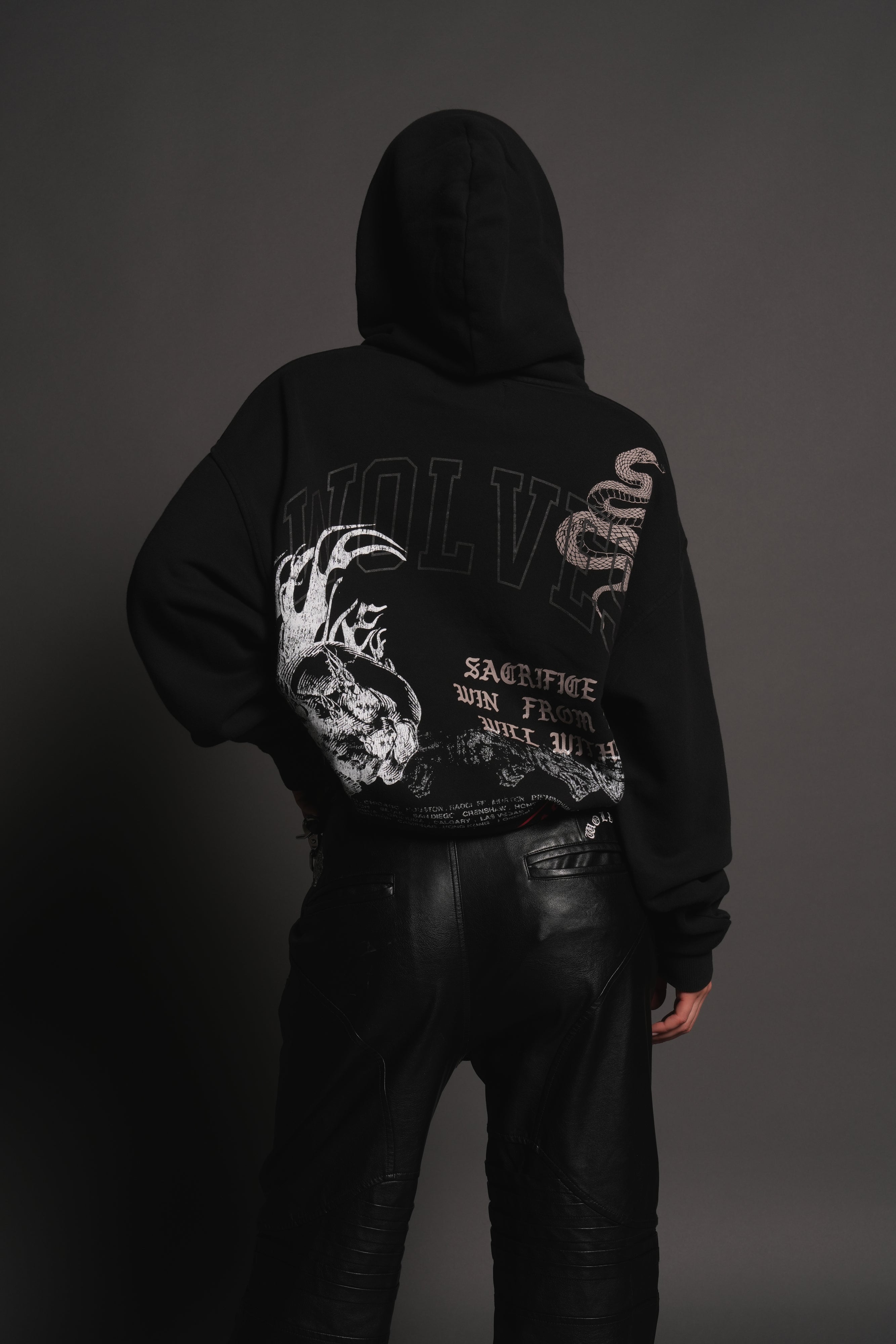 Flame Skull Pierce Hoodie in Black — imagem 10