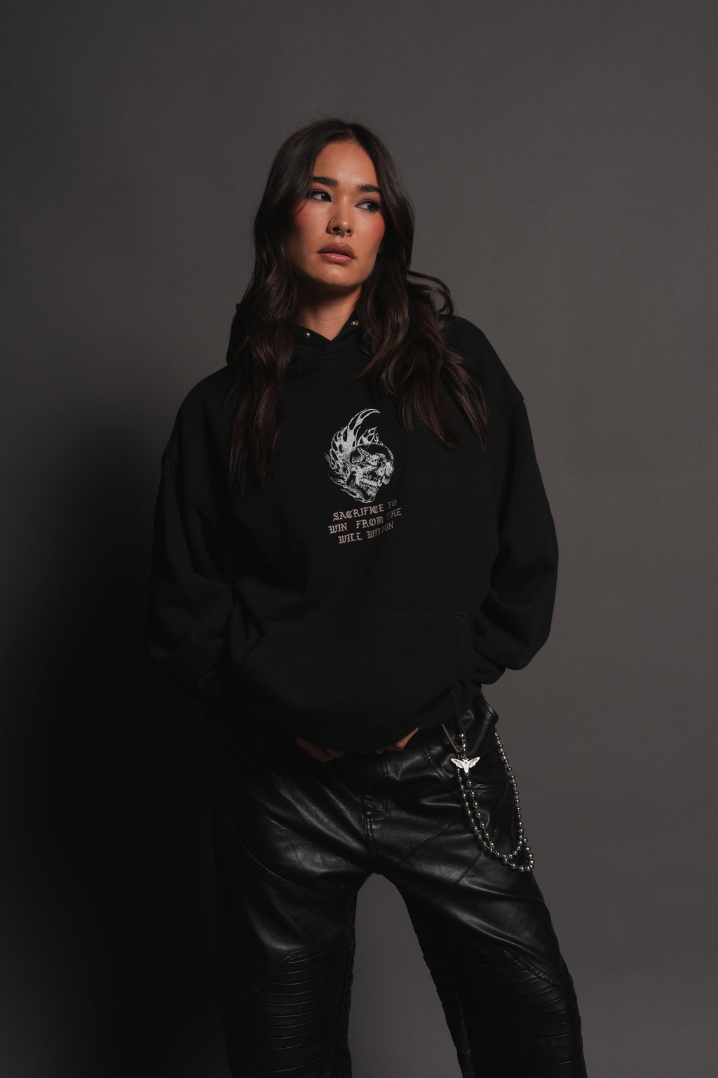 Flame Skull Pierce Hoodie in Black — imagem 9