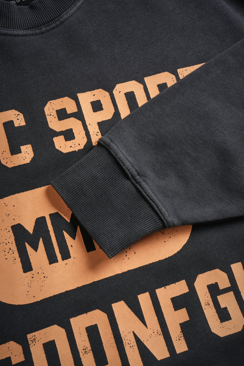 Wolves Forever London Unisex Crewneck in Wolf Gray — imagem 8