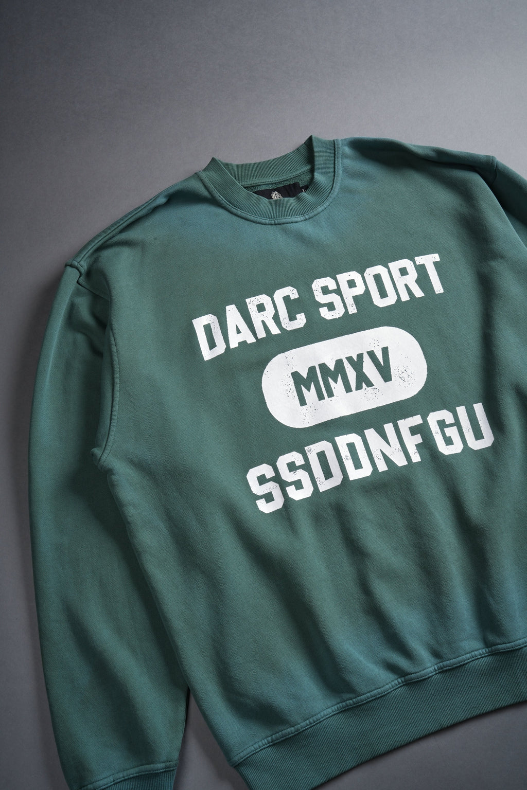 Wolves Forever London Unisex Crewneck in Hunter Green Driftwash — imagem 6