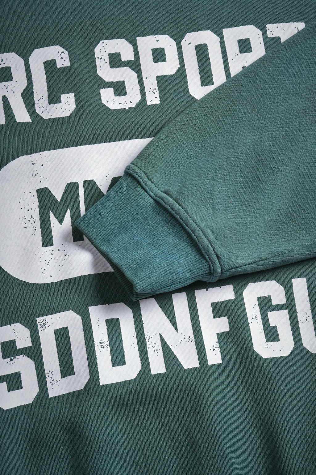 Wolves Forever London Unisex Crewneck in Hunter Green Driftwash — imagem 7