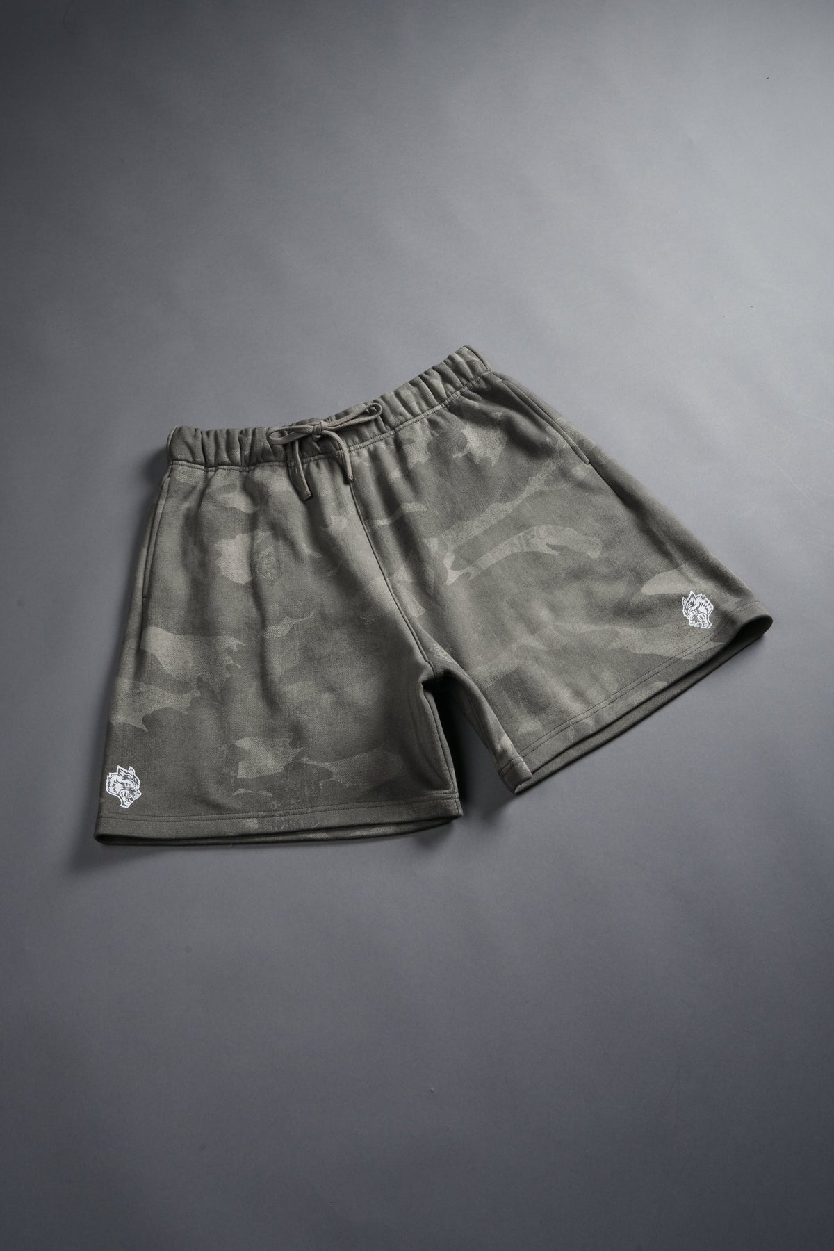 Dual Oversized Post Lounge Sweat Shorts in Lush Vintage Woodland Camo - imagem 4