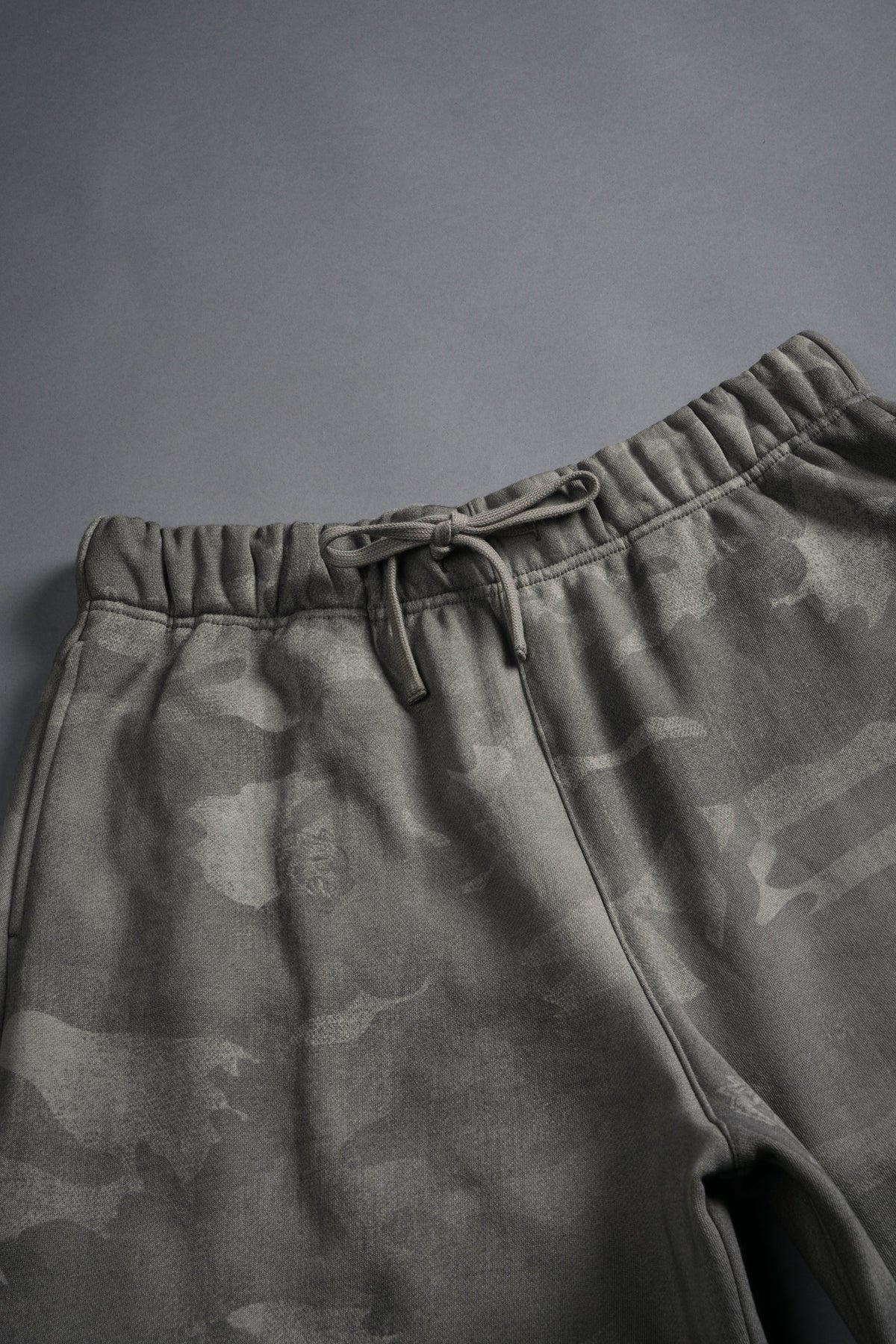 Dual Oversized Post Lounge Sweat Shorts in Lush Vintage Woodland Camo - imagem 5