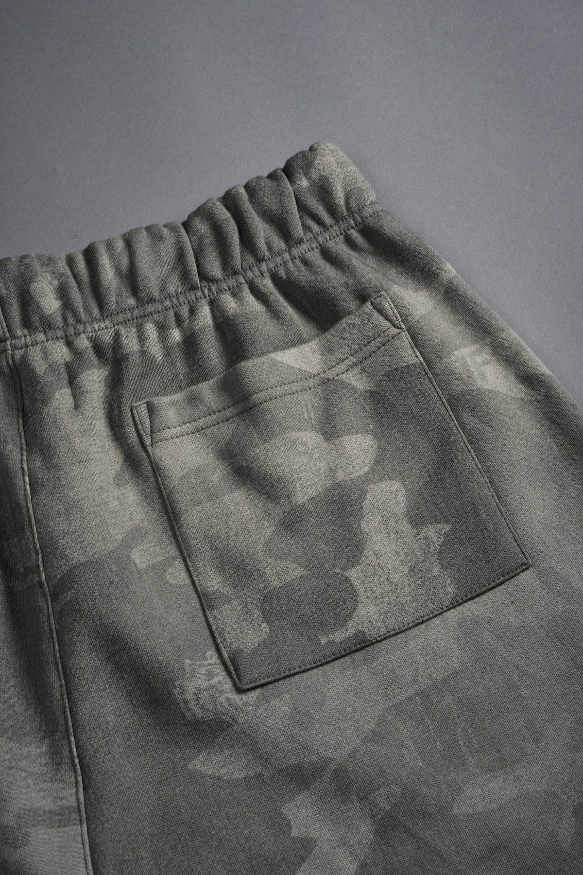Dual Oversized Post Lounge Sweat Shorts in Lush Vintage Woodland Camo - imagem 3