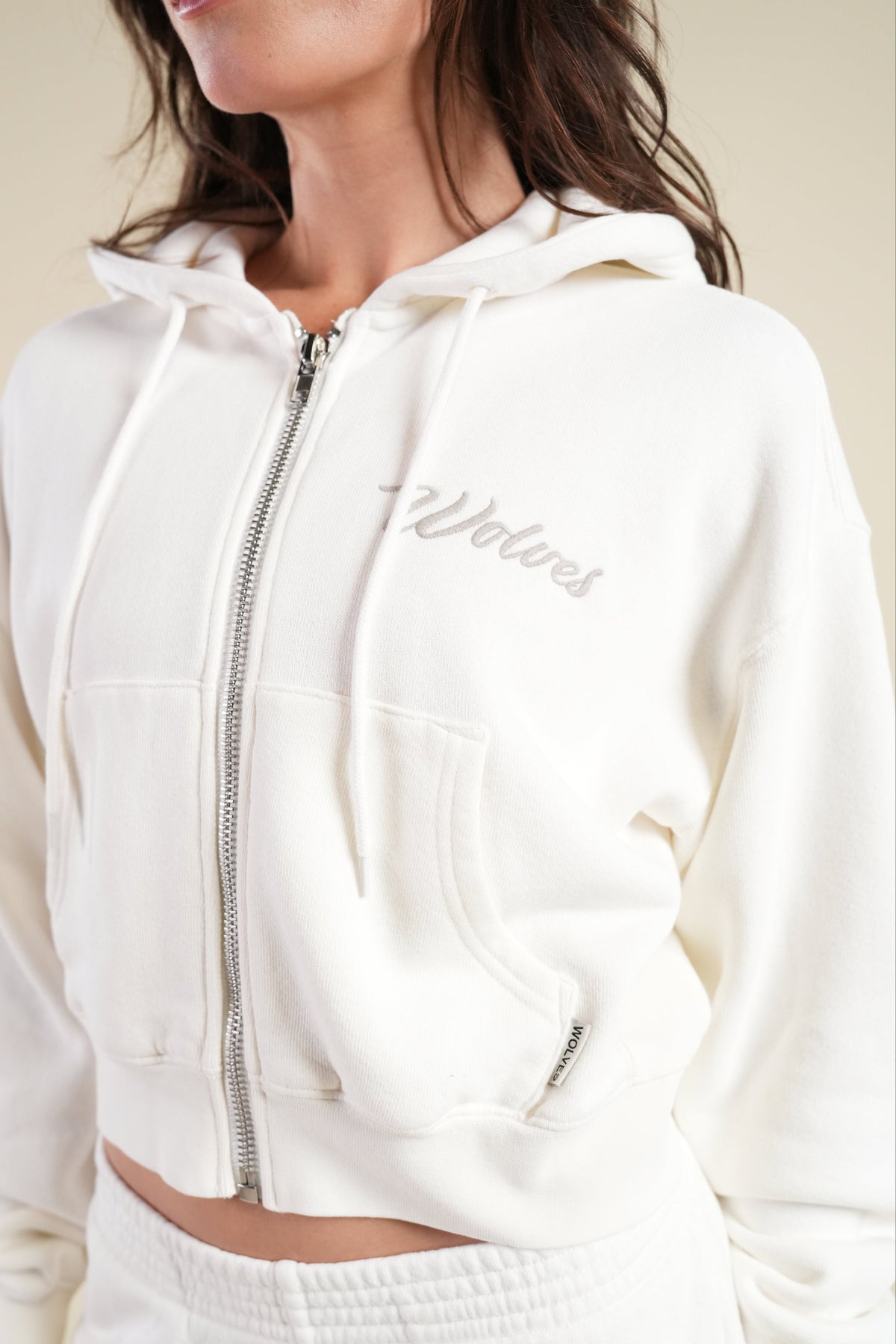 Cursive Wolves "Sage" Cropped Zip Hoodie in Cream — imagem 4