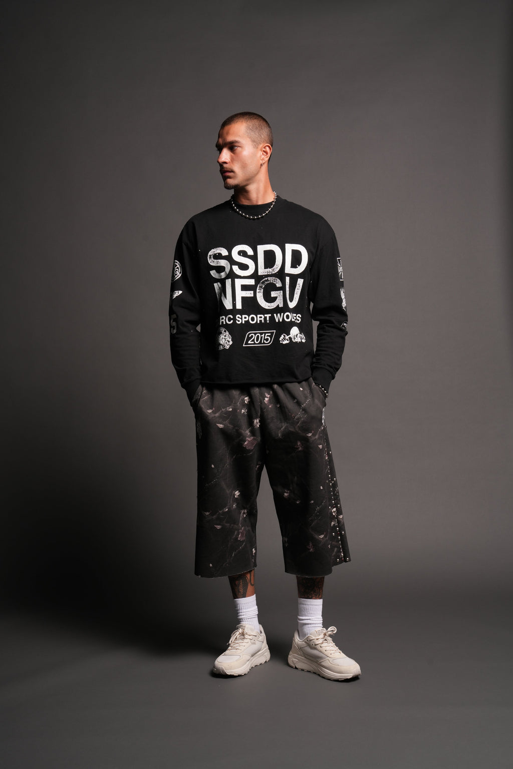 Club Core Grunge Mid Length Raw Hem Ls Tee In Black - imagem 5