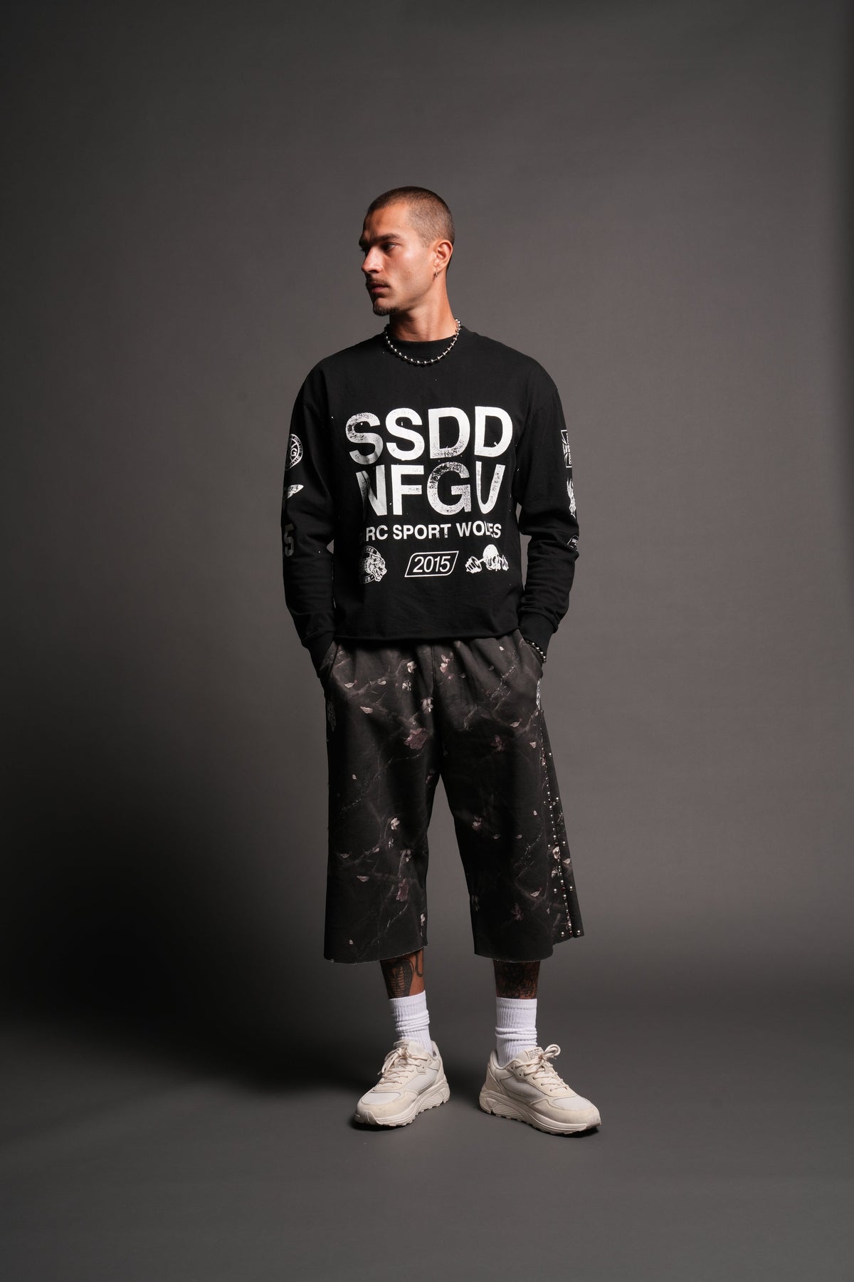Club Core Grunge Mid Length Raw Hem Ls Tee In Black - imagem 5