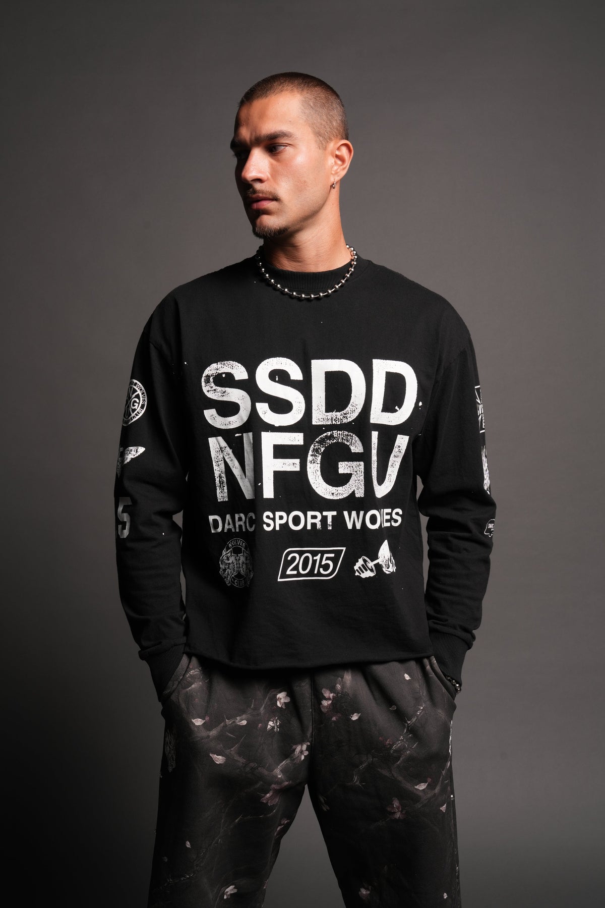 Club Core Grunge Mid Length Raw Hem Ls Tee In Black - imagem 4