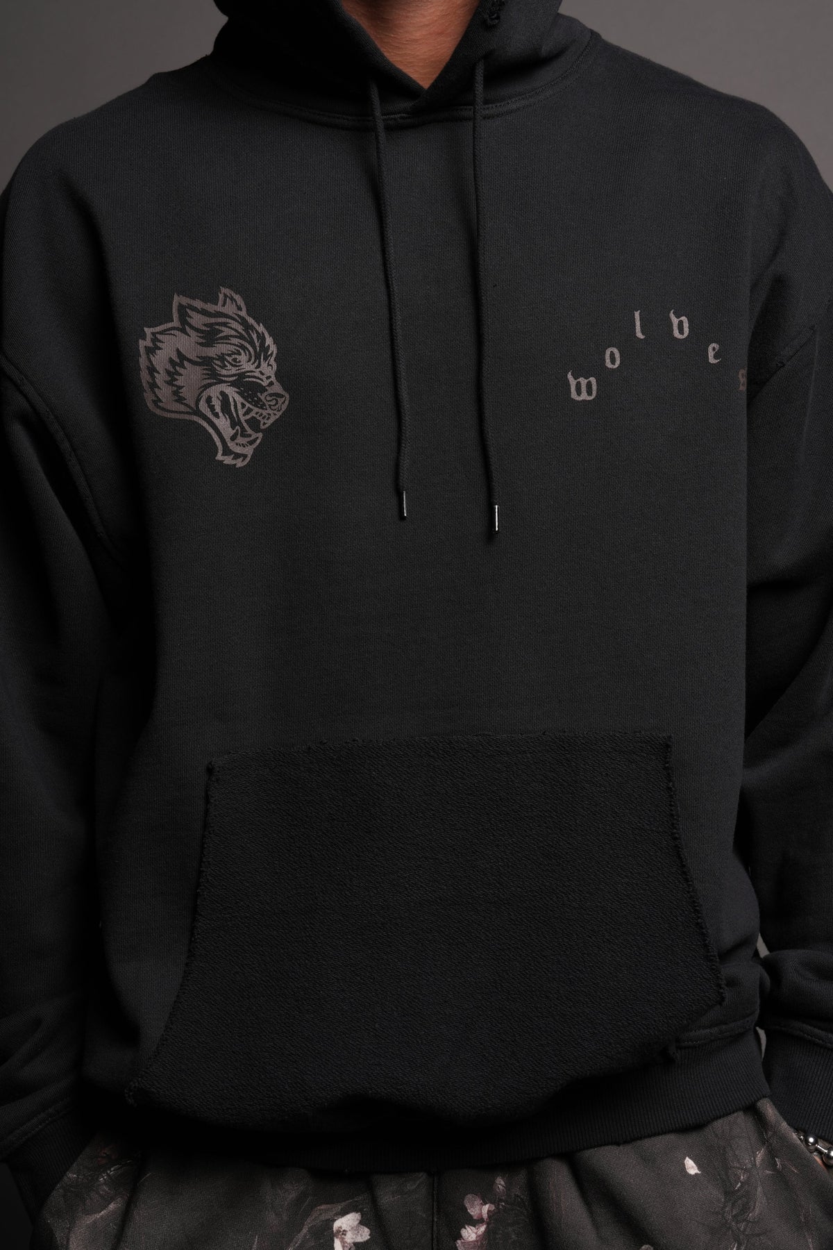 Wolves Heritage Grunge Moatis Hoodie In Black - imagem 7