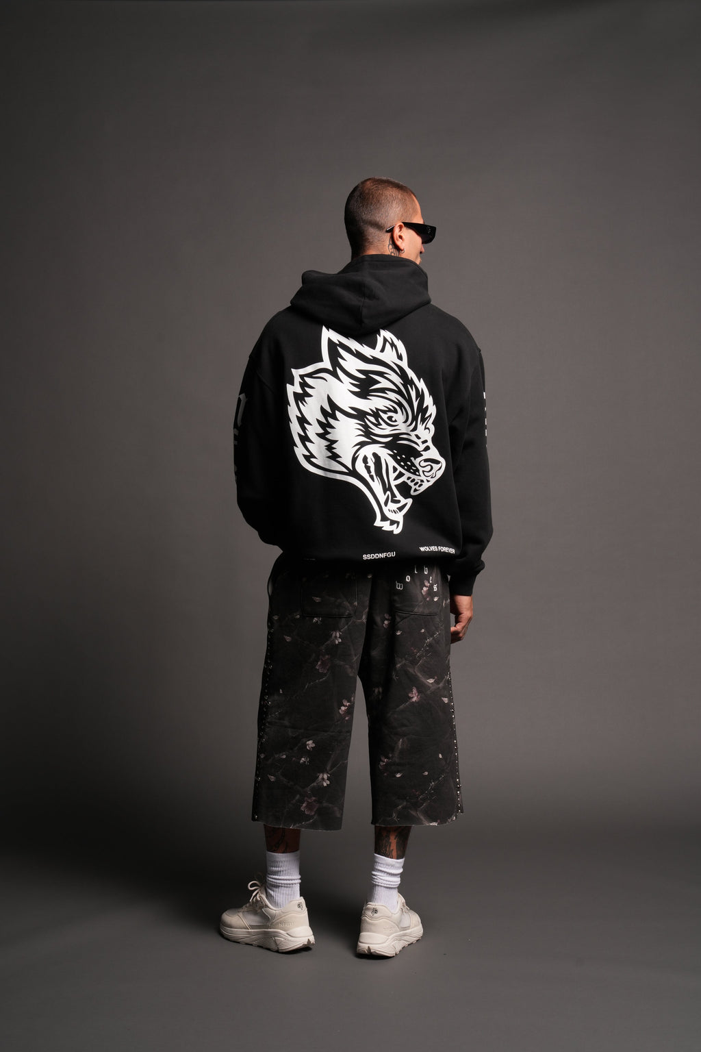 Big Wolf Head Pierce Hoodie In Black - imagem 2