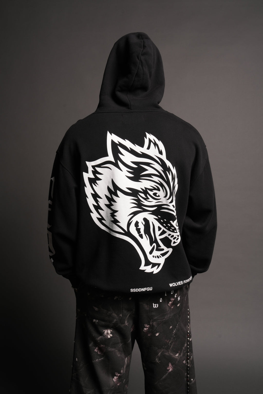 Big Wolf Head Pierce Hoodie In Black - imagem 4
