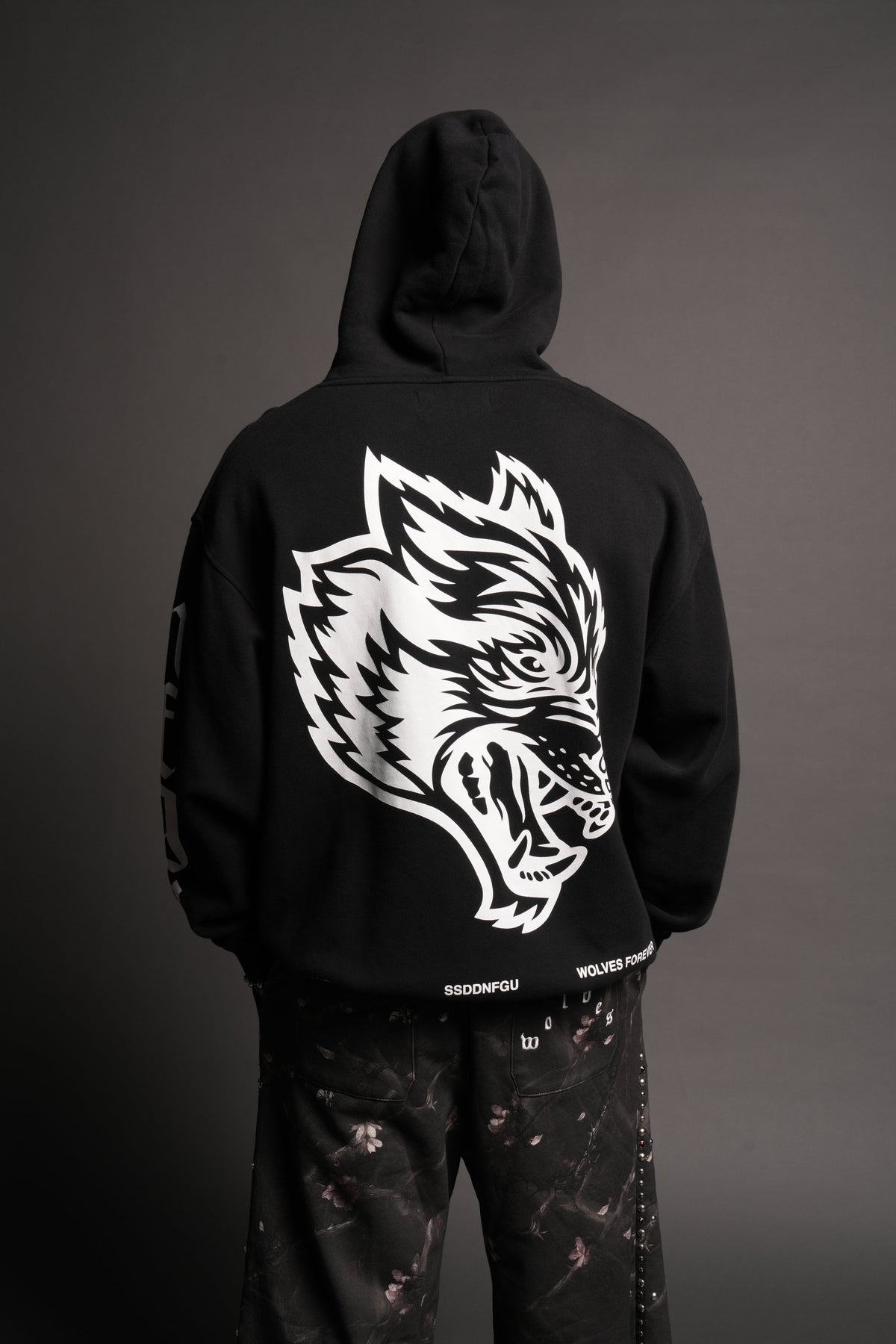 Big Wolf Head Pierce Hoodie In Black - imagem 4