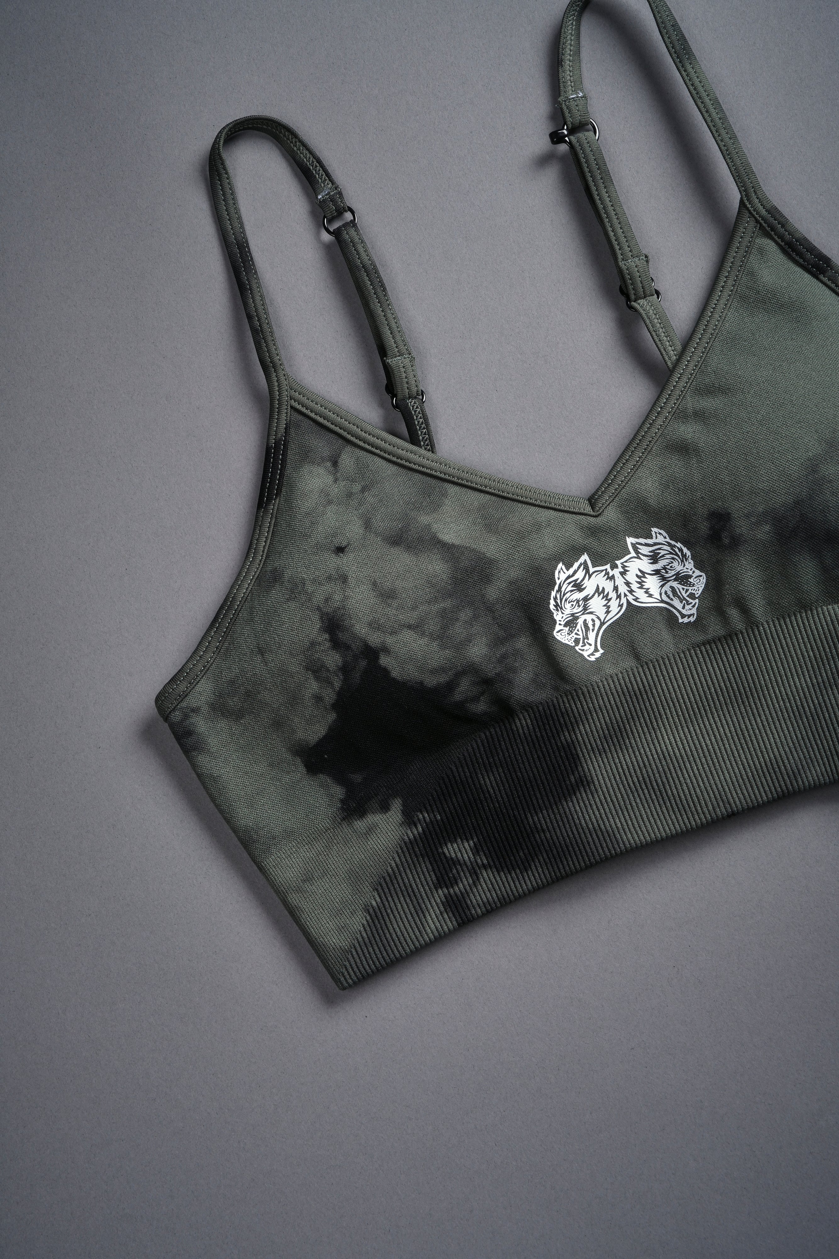 IYKYK "Everson Seamless" Sports Bra in Hunter Green Ghost Clouds — imagem 6