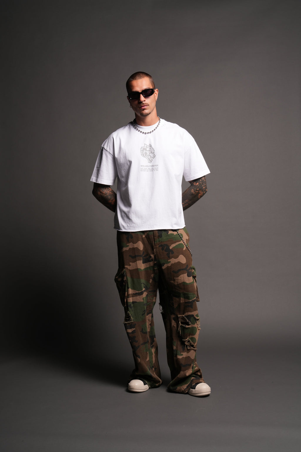 Wolves Have Your Back Distressed Grunge Mid Length Raw Hem Tee In White - imagem 5