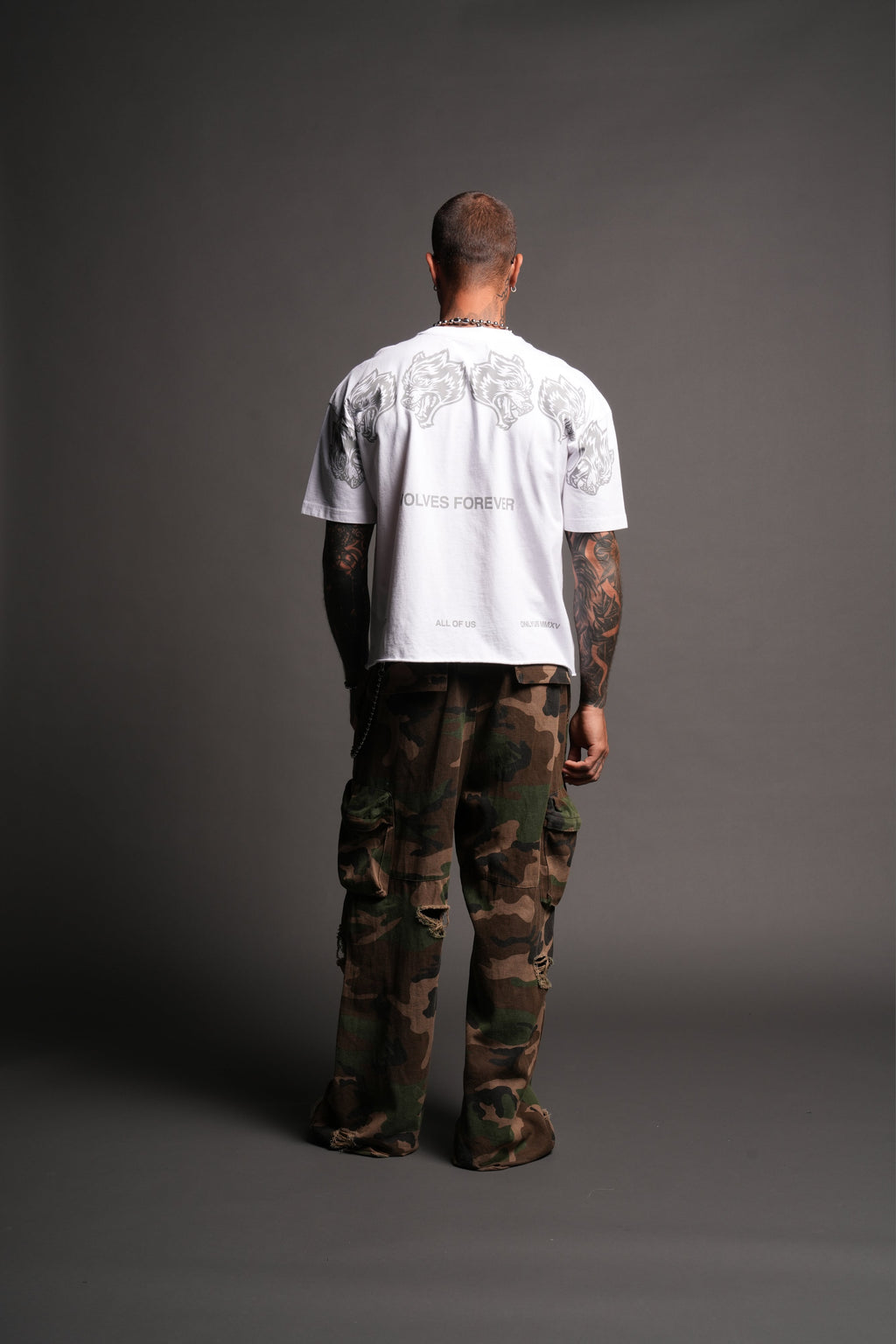 Wolves Have Your Back Distressed Grunge Mid Length Raw Hem Tee In White - imagem 6