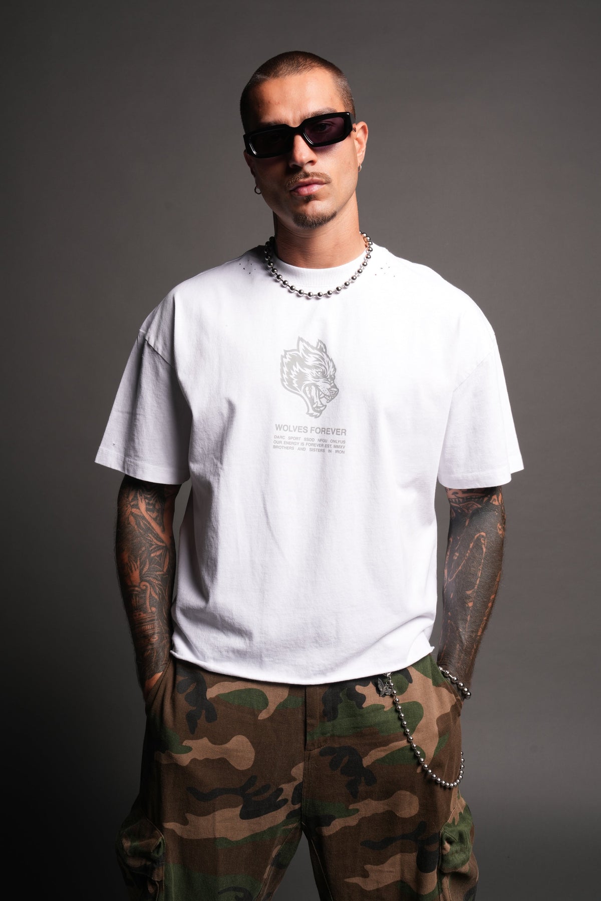 Wolves Have Your Back Distressed Grunge Mid Length Raw Hem Tee In White - imagem 2